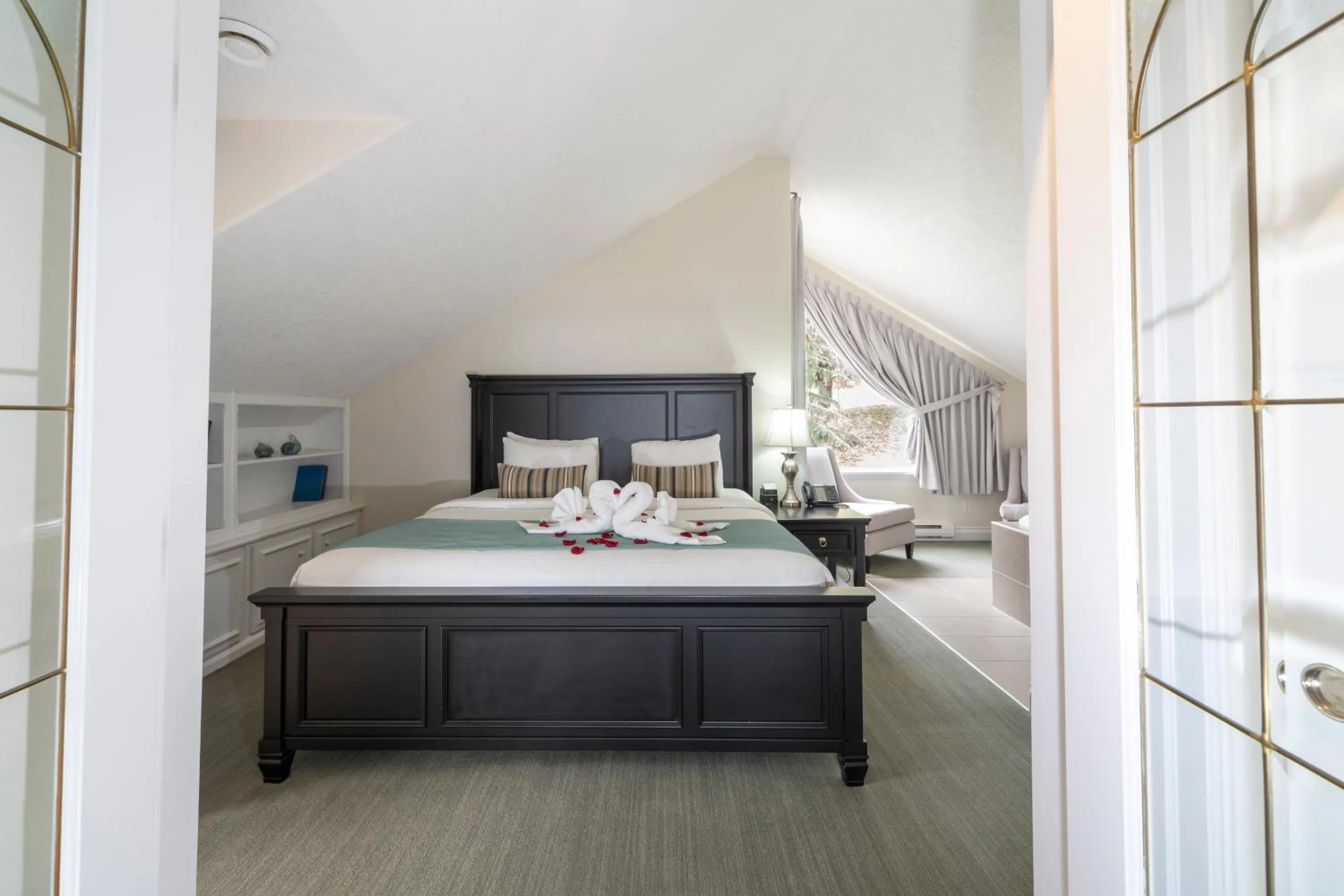 Bed in Villa Eyrie Resort