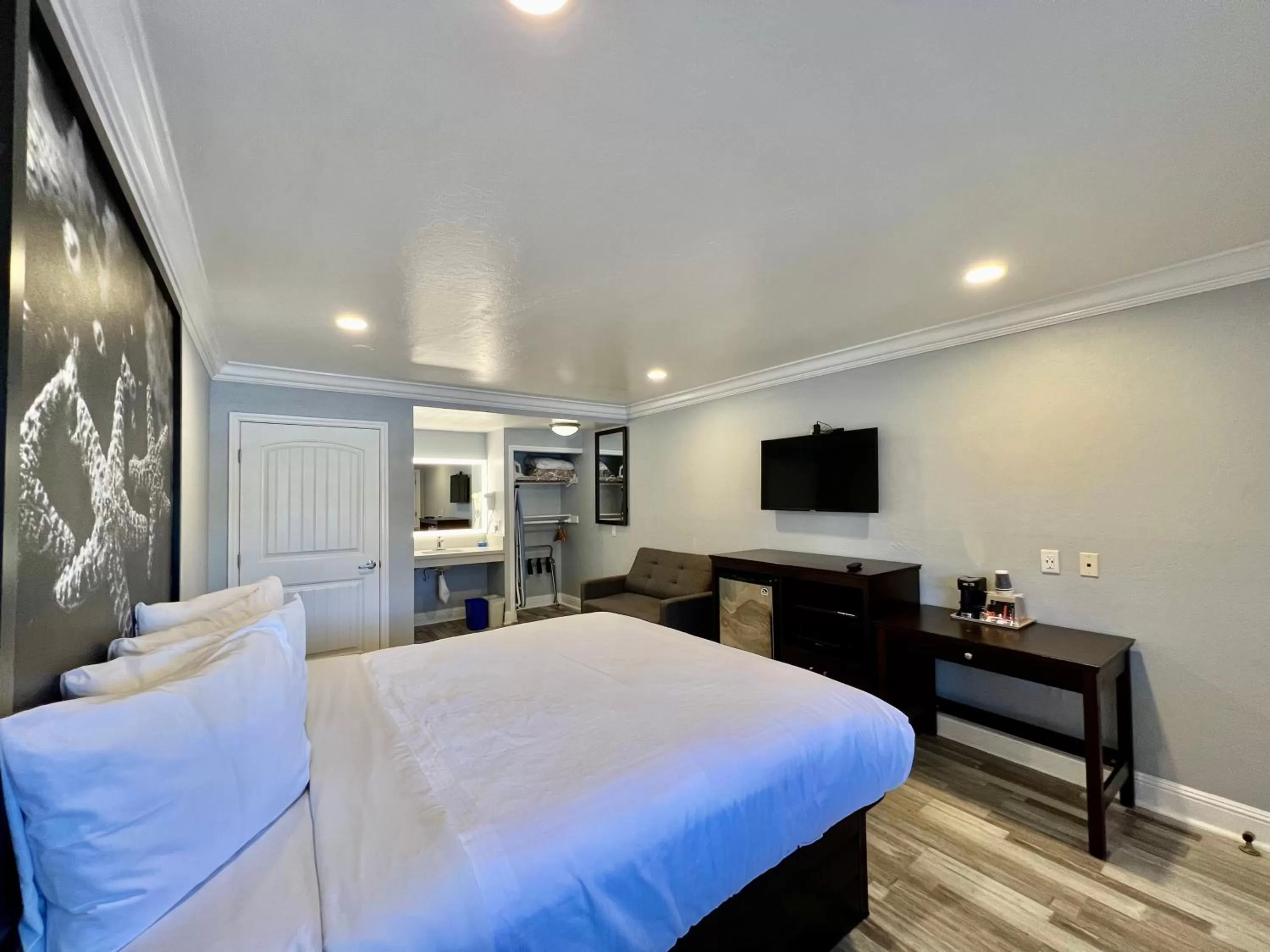 Photo of the whole room, Bed in Aura Inn Monterey