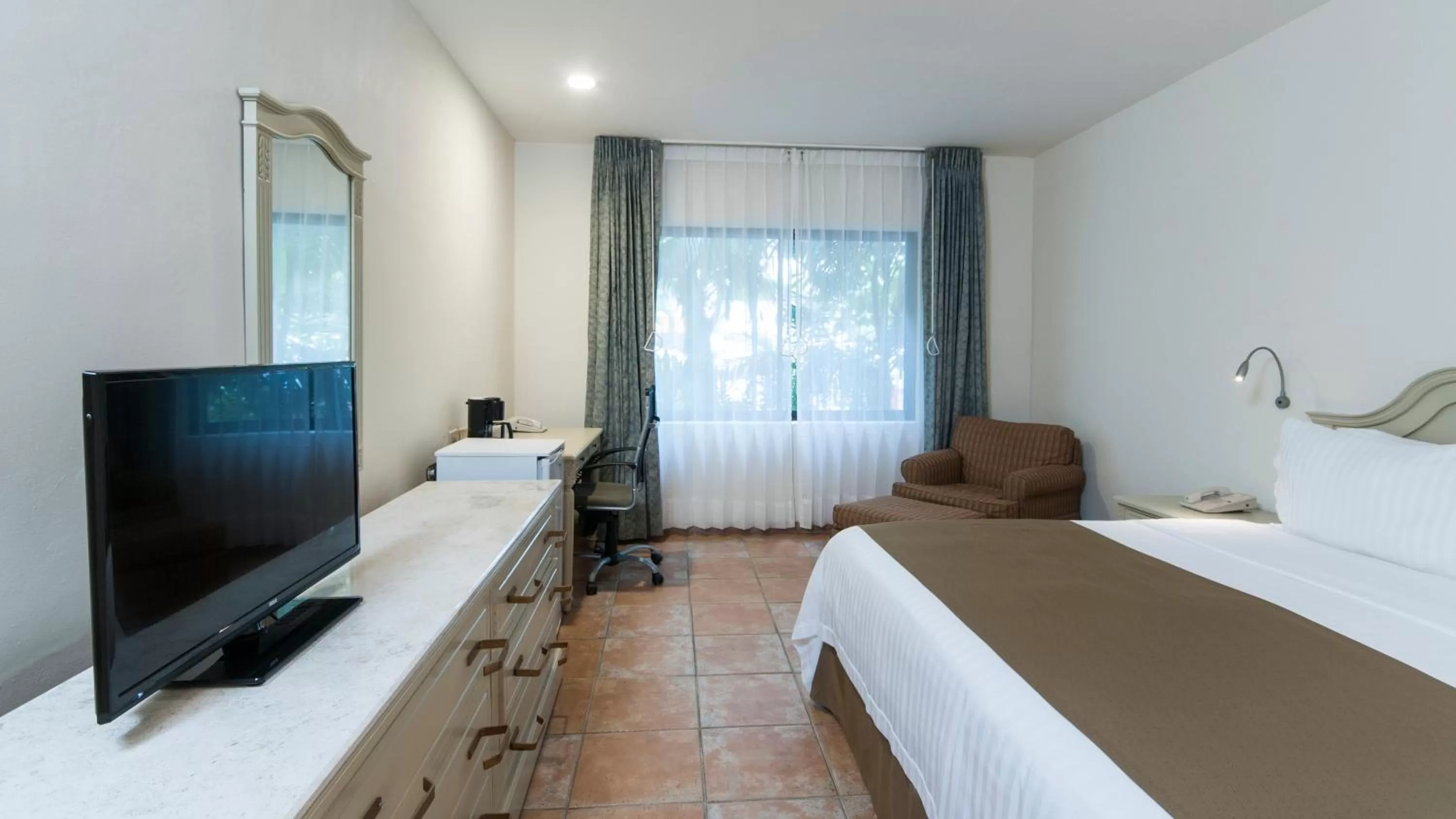 Photo of the whole room, Bed in Holiday Inn Ciudad Del Carmen by IHG