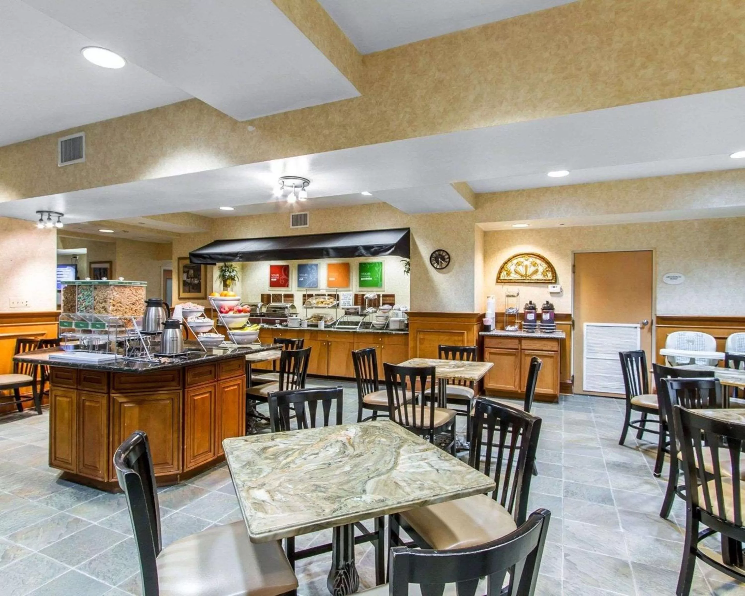 Restaurant/places to eat in Comfort Suites Kenner