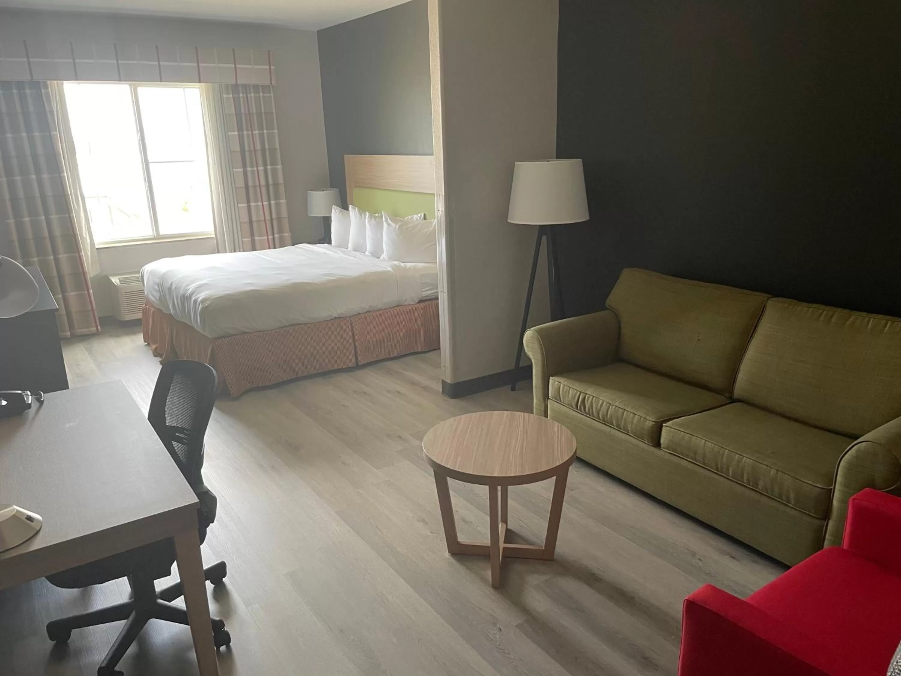 Living room, Bed in Country Inn & Suites by Radisson, College Station, TX