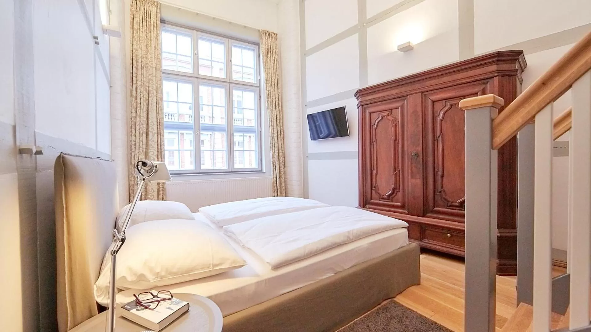 Photo of the whole room, Bed in Anno 1433 Hotel Lüneburg