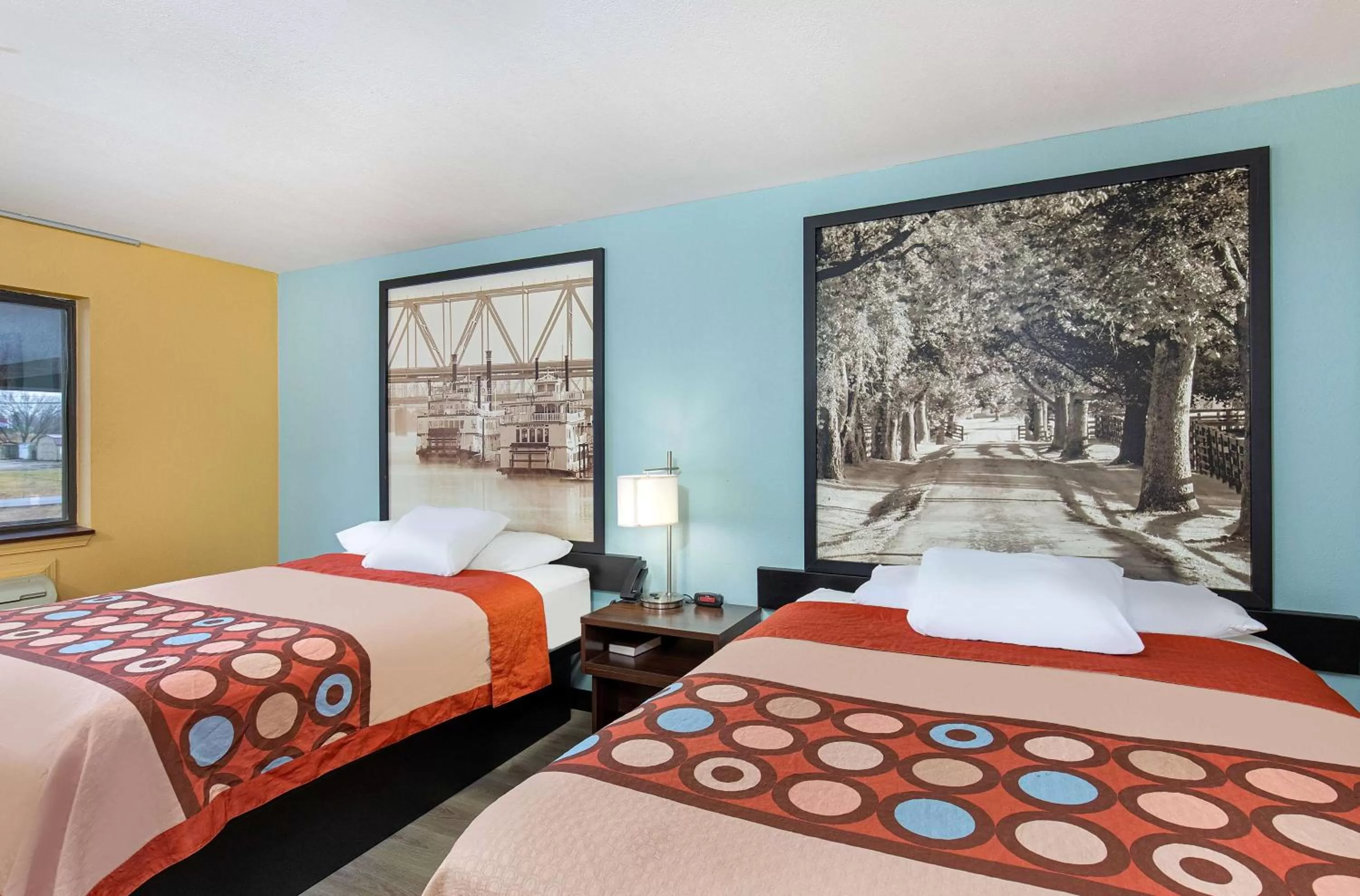 Photo of the whole room, Bed in Super 8 by Wyndham Eddyville/Kuttawa