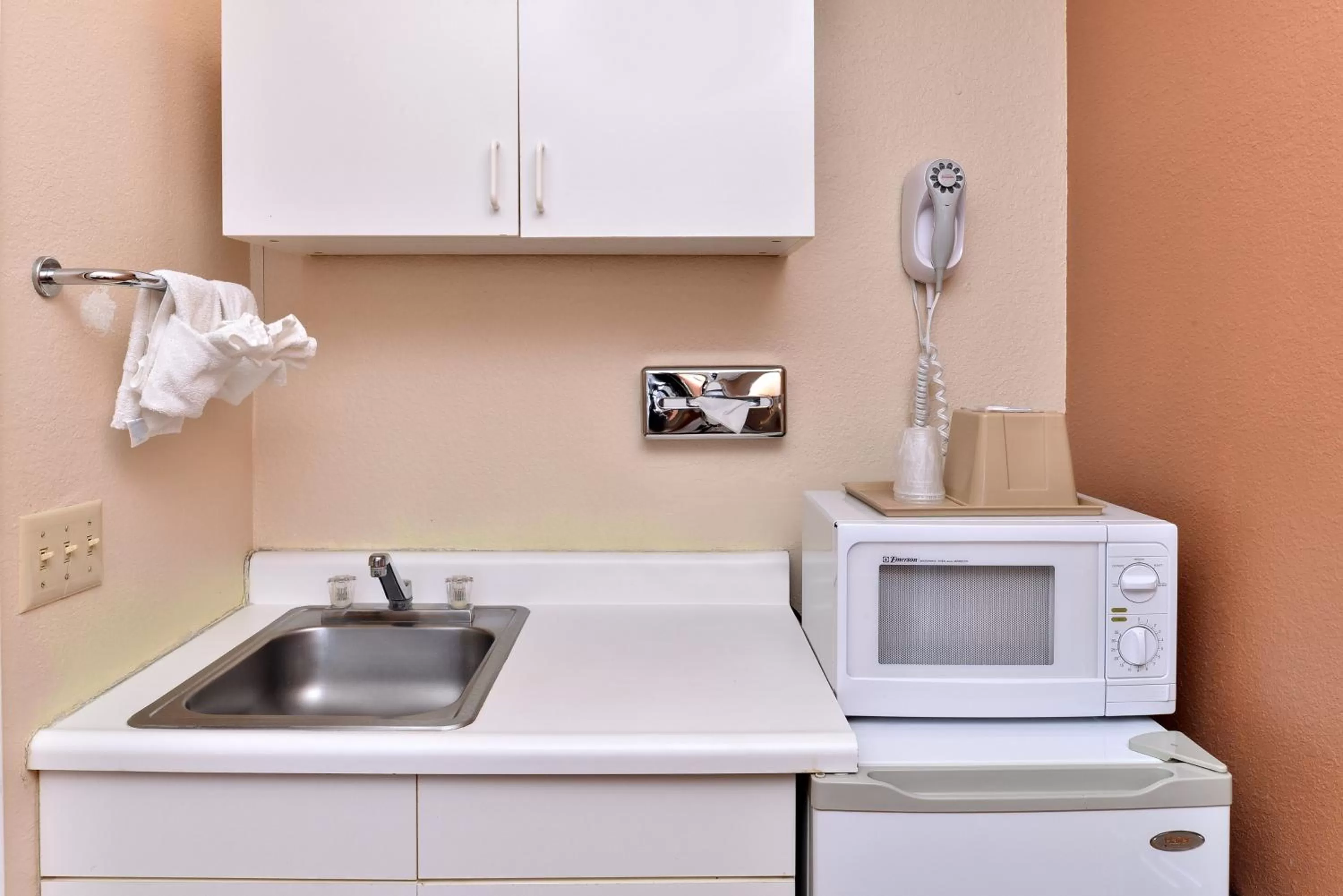 Kitchen or kitchenette in Golden Eagle Motel