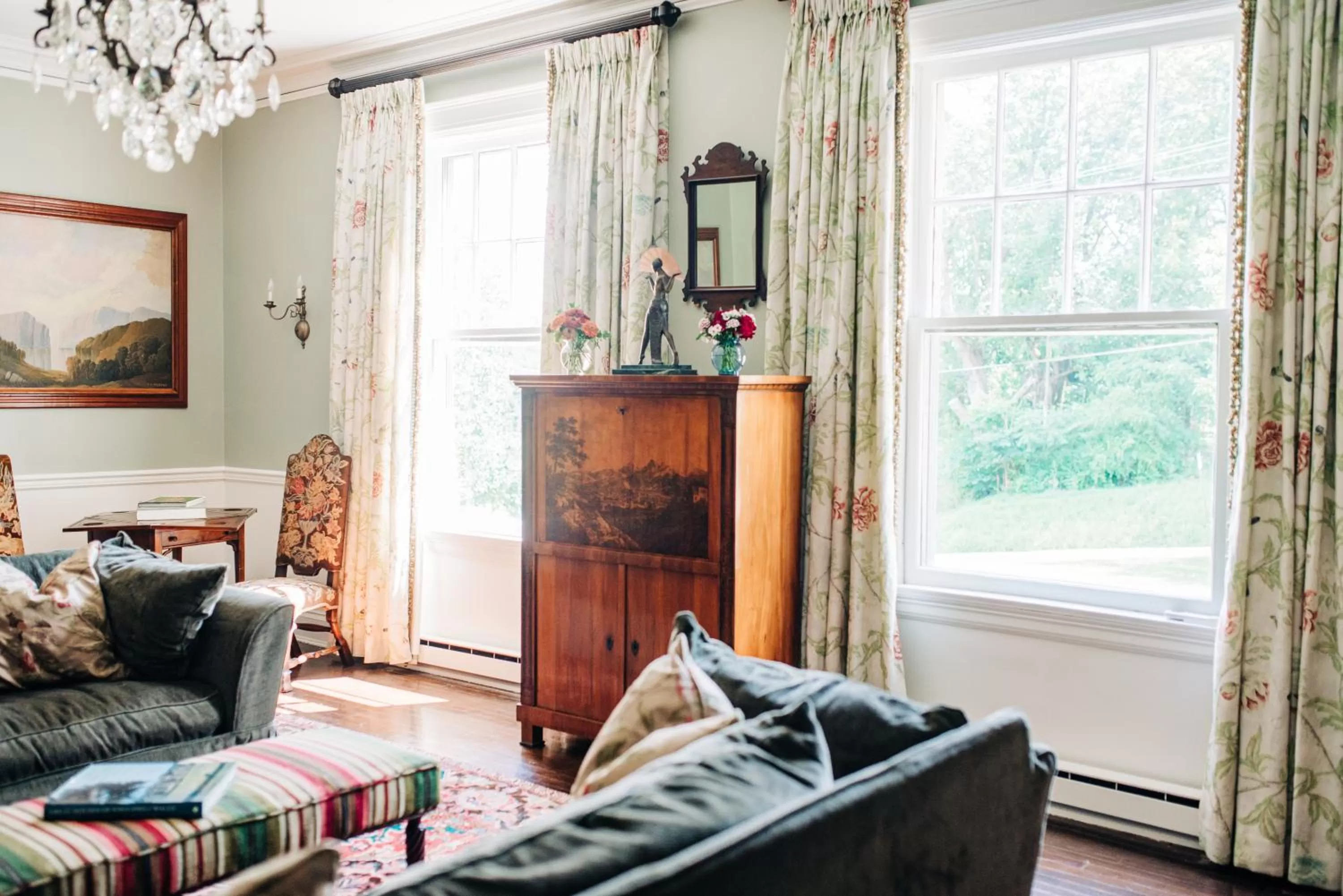 Living room in Benn Conger Inn