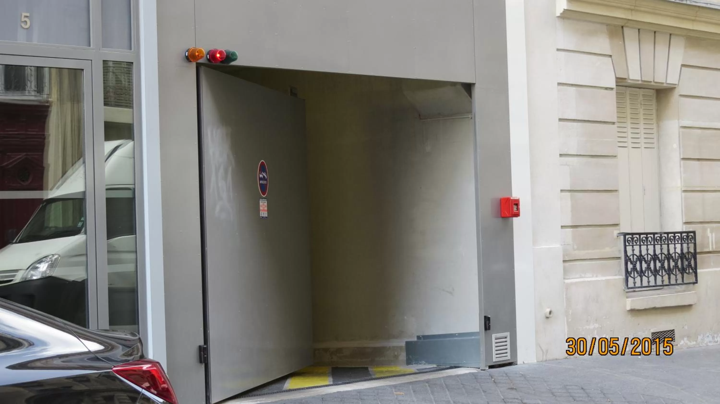Facade/entrance in Hôtel de Bellevue Paris Gare du Nord