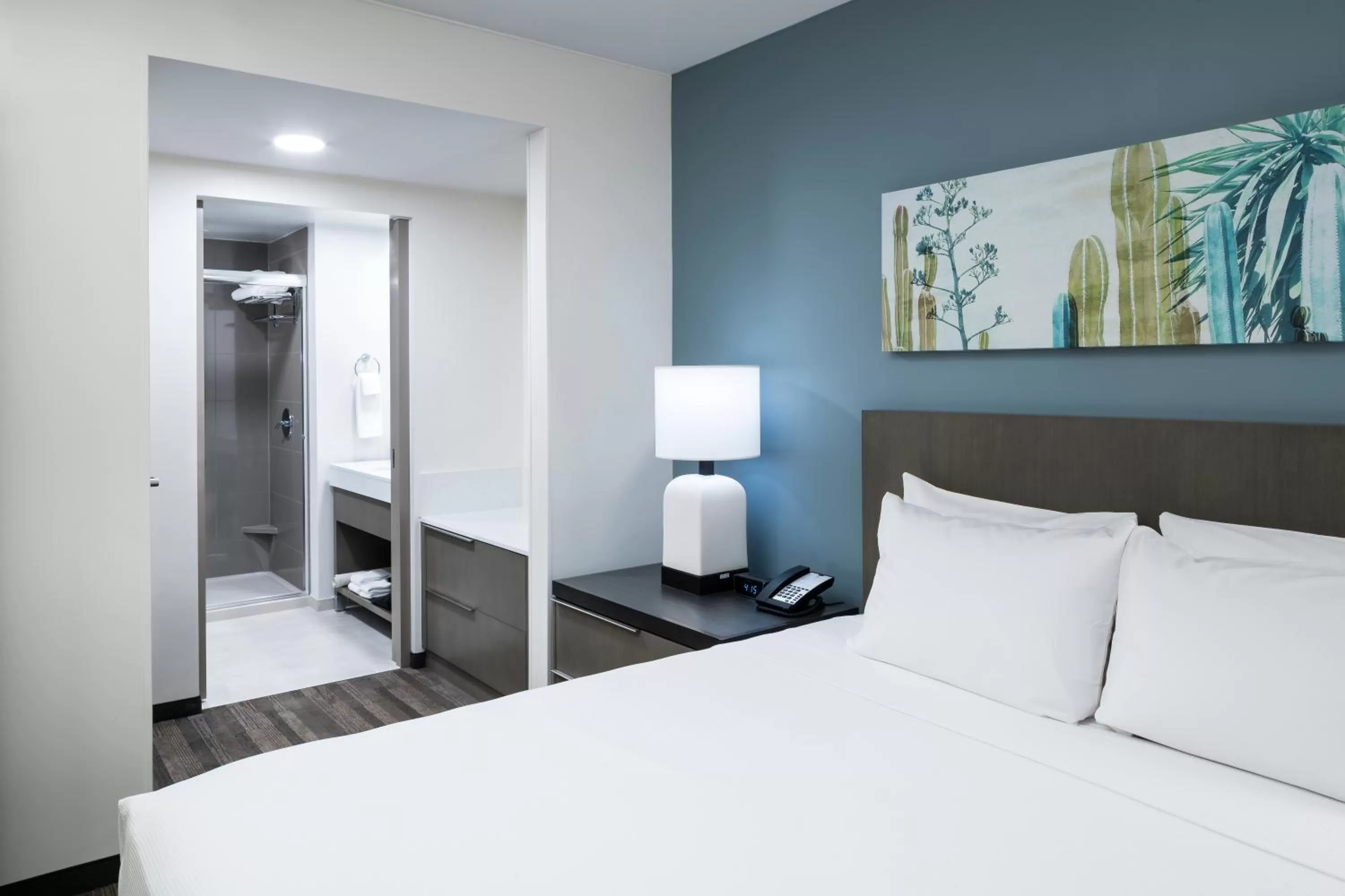 Photo of the whole room, Bed in Hyatt House Tempe Phoenix University