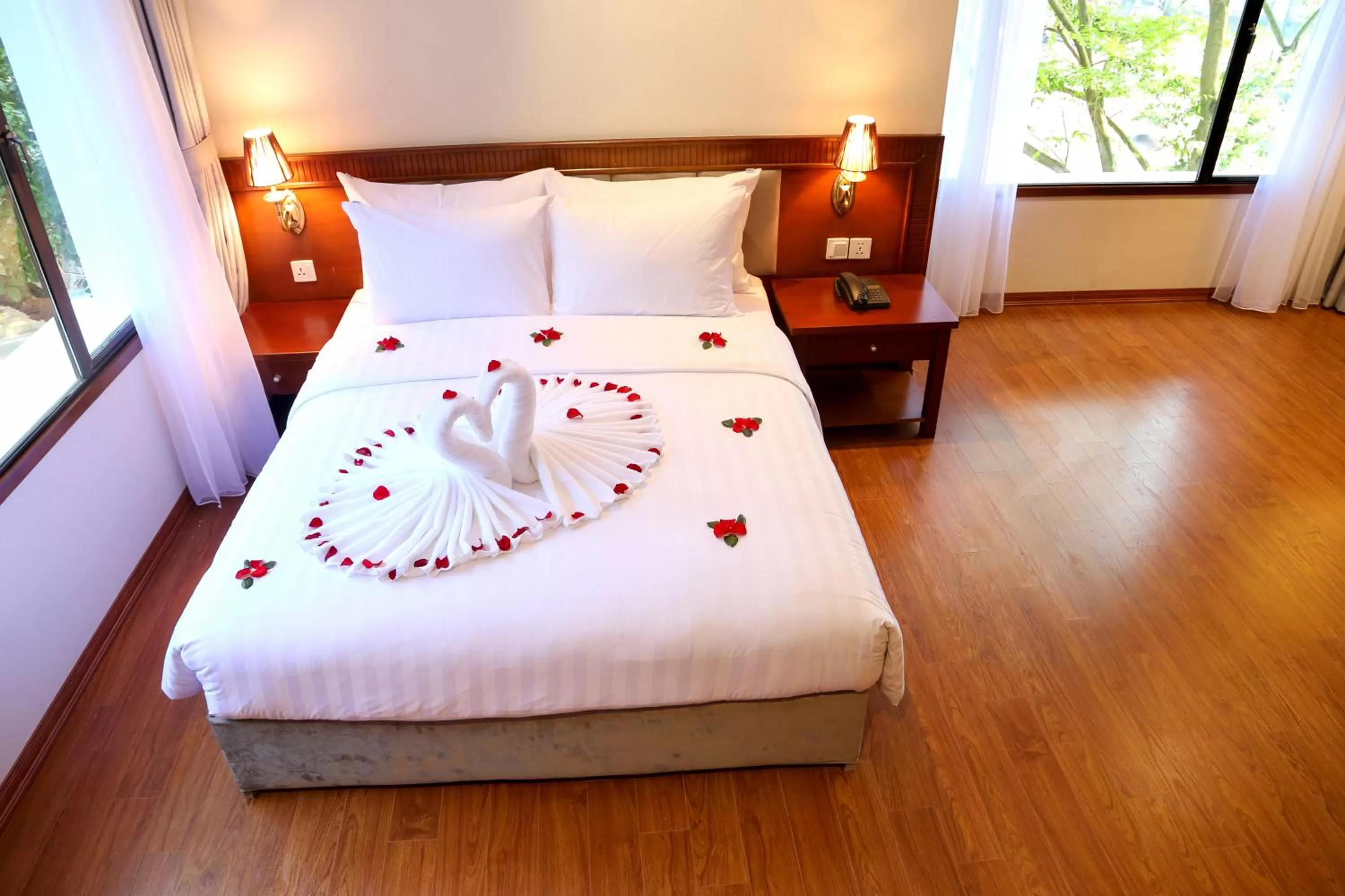 Bedroom, Bed in Mon Regency Hotel