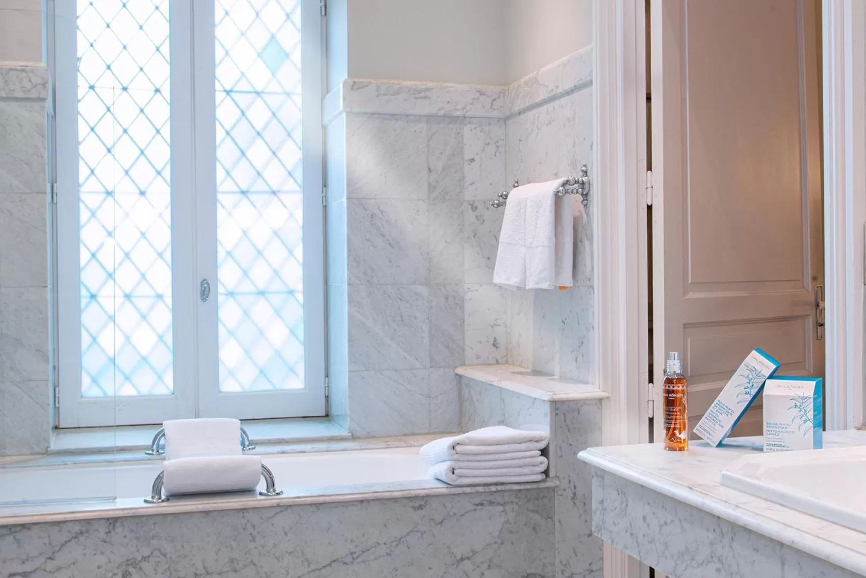 Bathroom in Hotel de la Cité Carcassonne - MGallery Collection