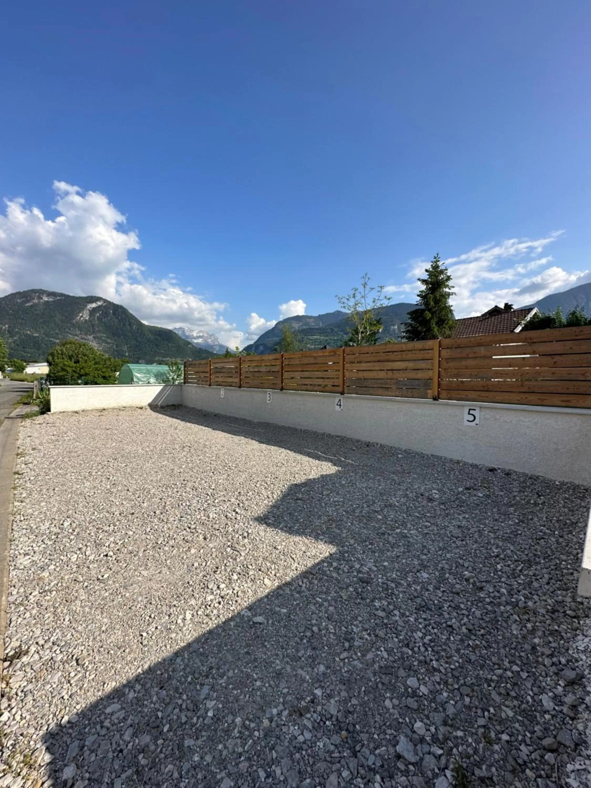 Parking in La Villa d'Hélène 2 - Chambres d'hôtes BnB et Appartements - Cluses