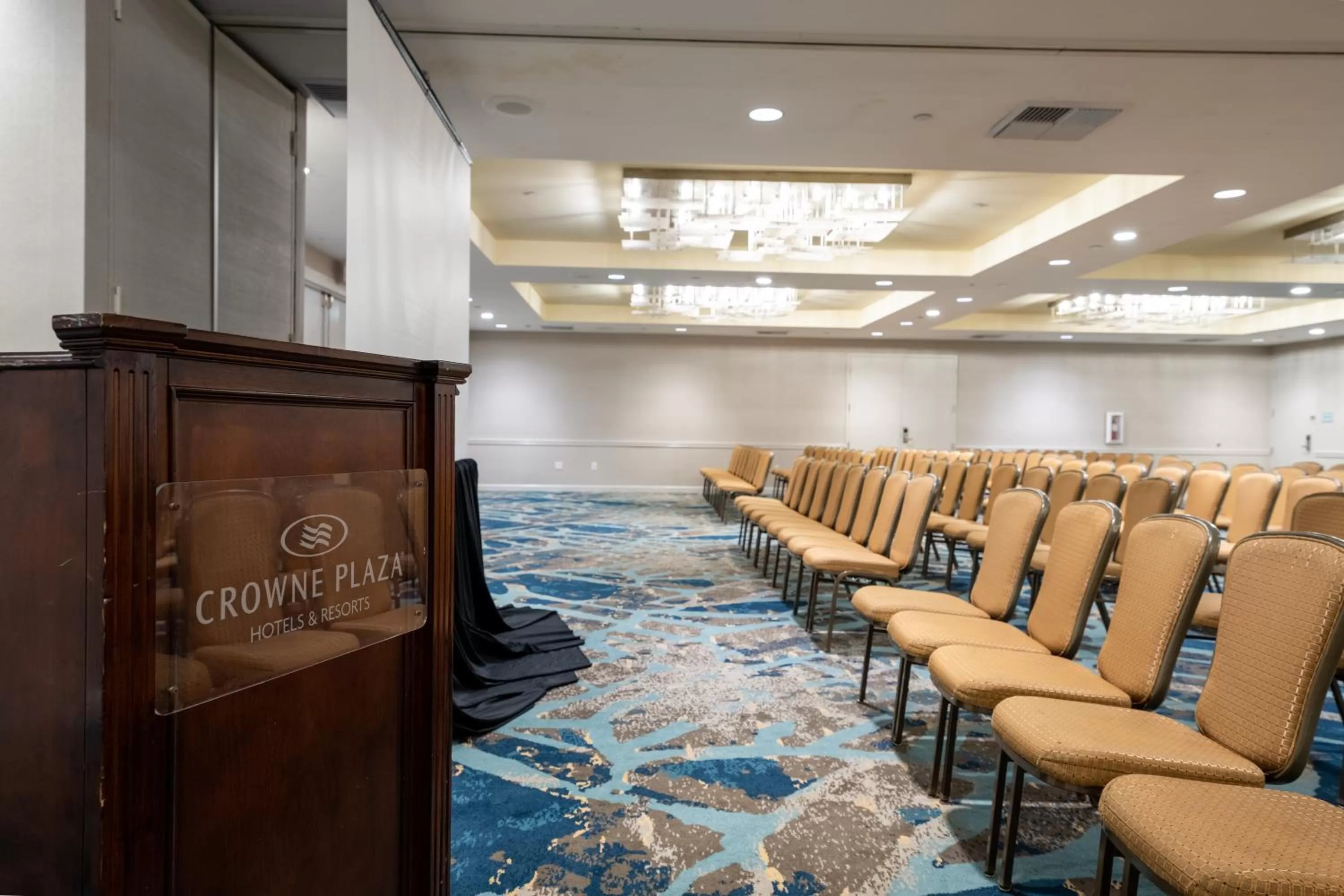 Meeting/conference room in Crowne Plaza Ventura Beach by IHG