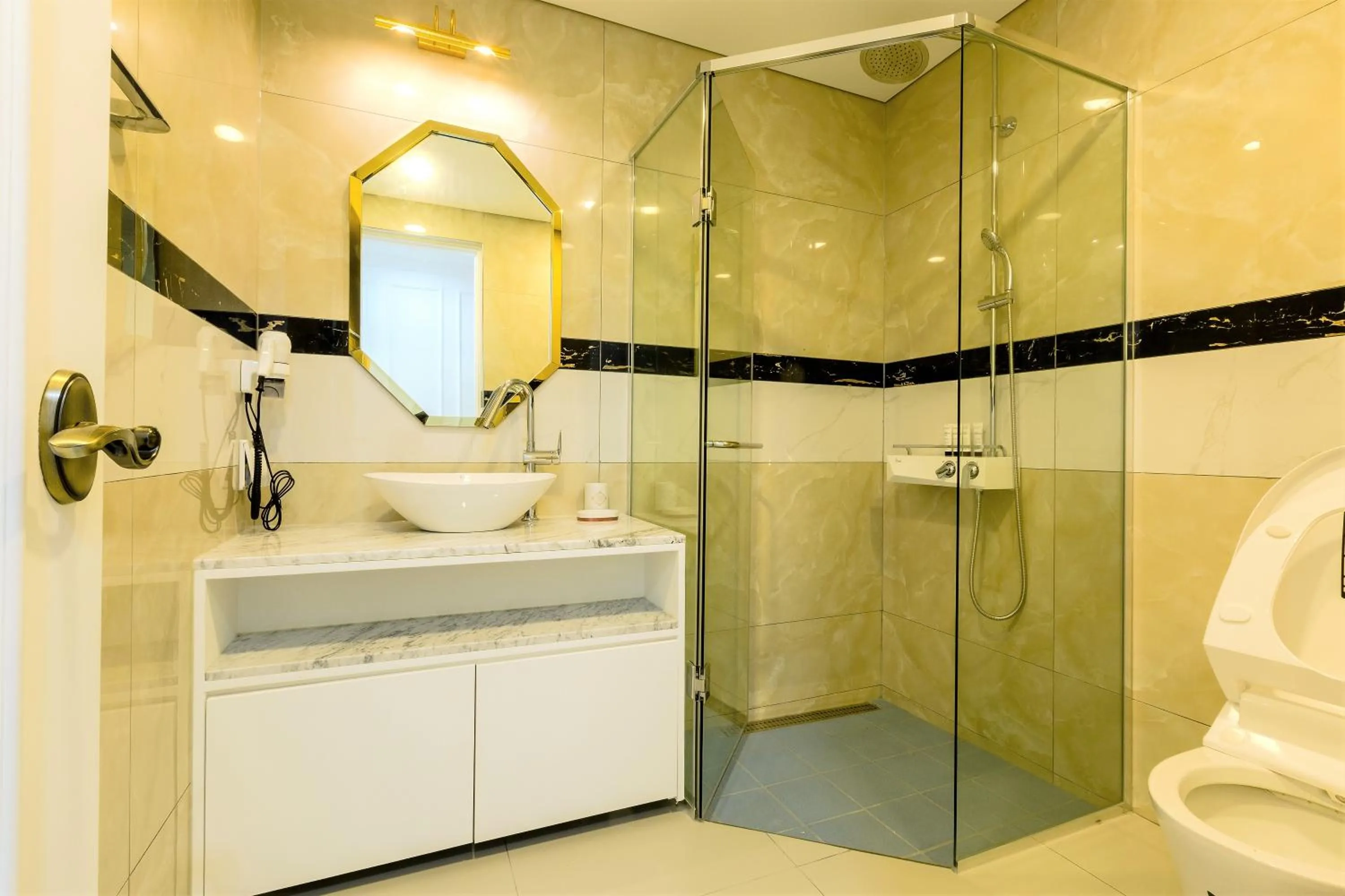 Bathroom in Gladsheim Hotel