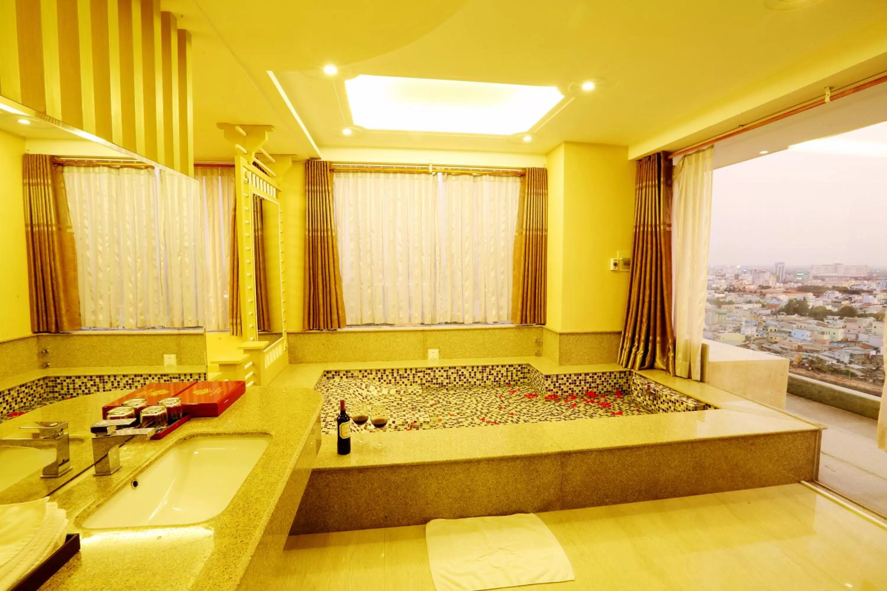 Photo of the whole room in Holiday One Can Tho Hotel