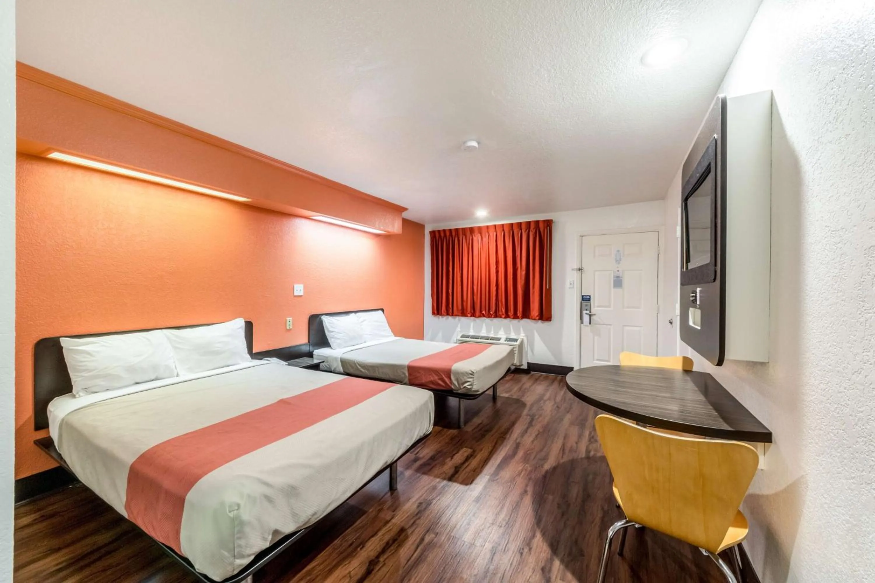 TV and multimedia, Bed in Motel 6 San Antonio, TX - Frost Bank Center