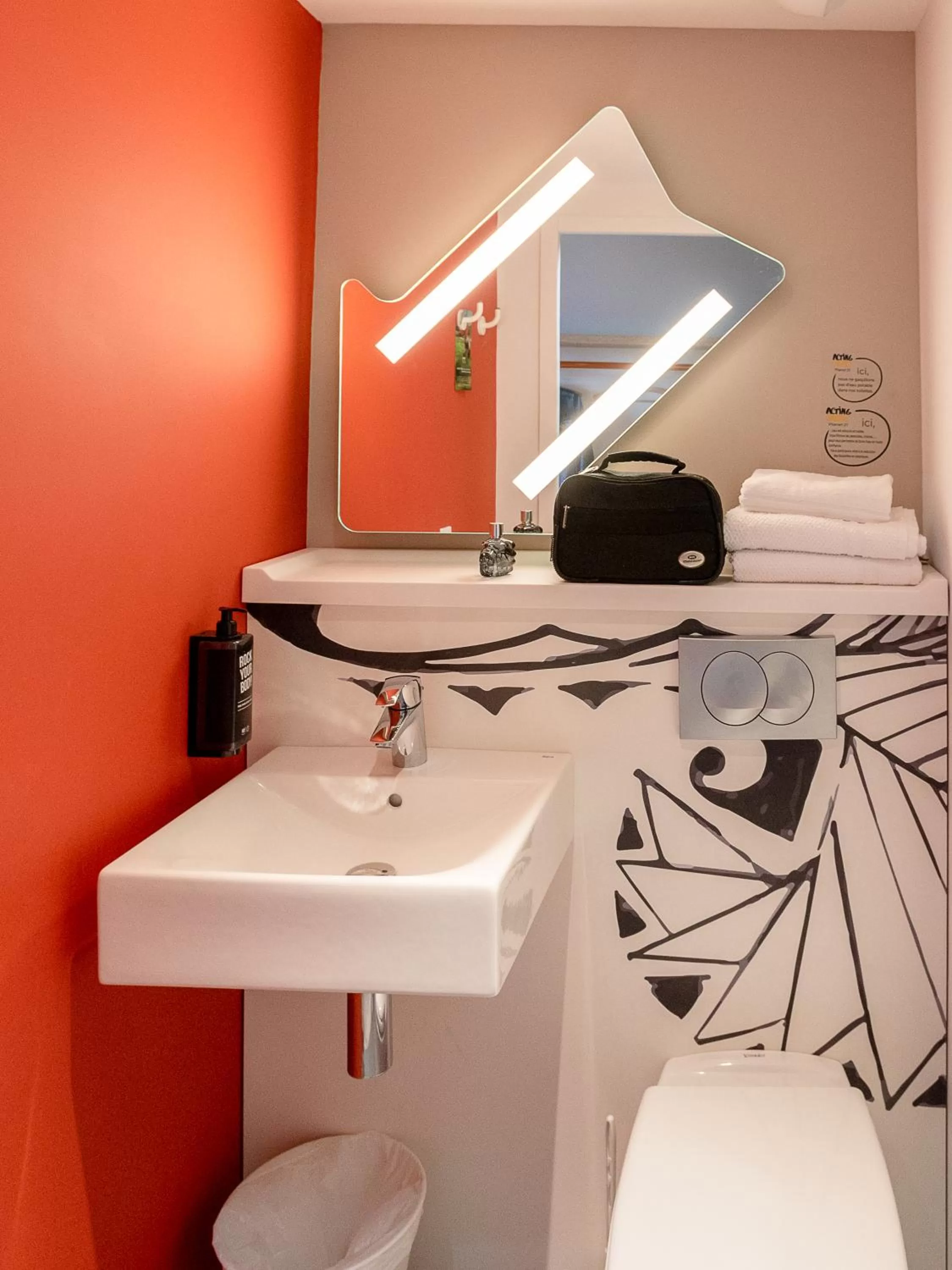 Bathroom in ibis Budget Cognac