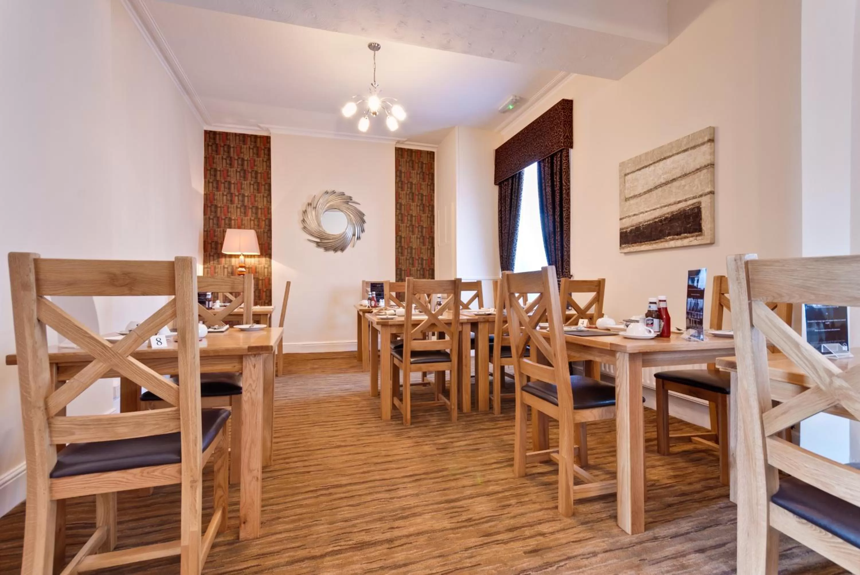 Restaurant/places to eat in Lauriston & Lawton Court Hotel