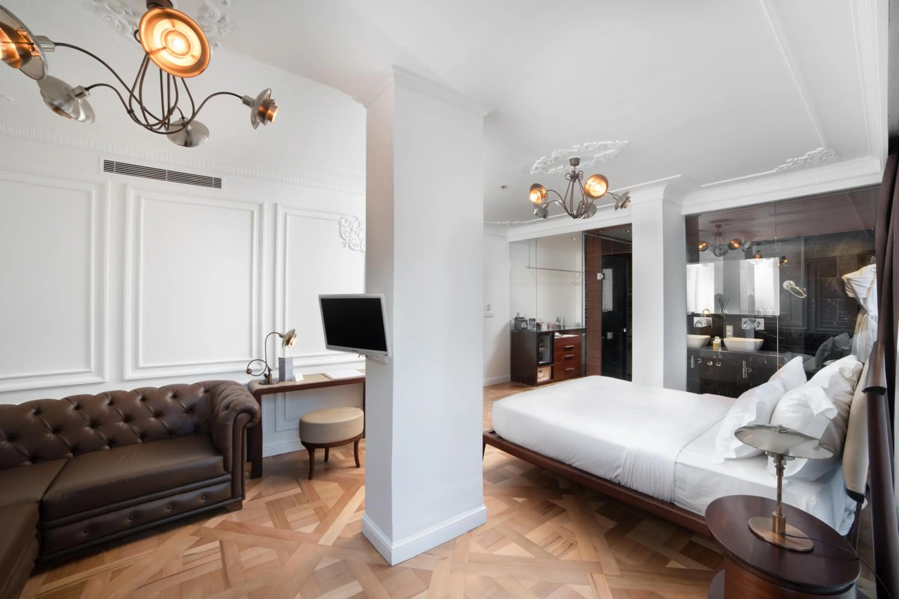 Photo of the whole room, Bed in Georges Hotel Galata