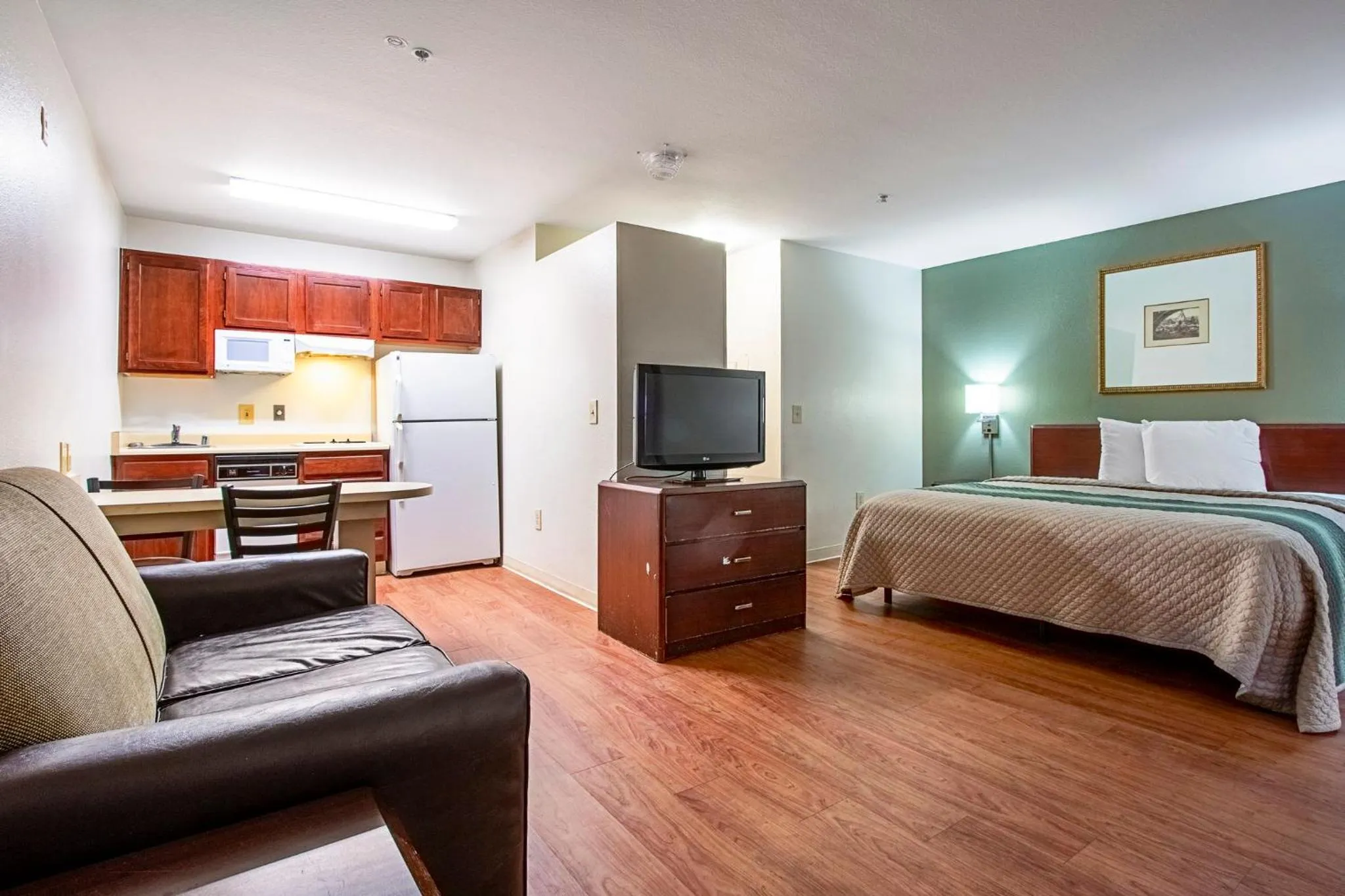 Photo of the whole room, Bed in HomeTowne Studios by Red Roof Phoenix - Black Canyon Highway