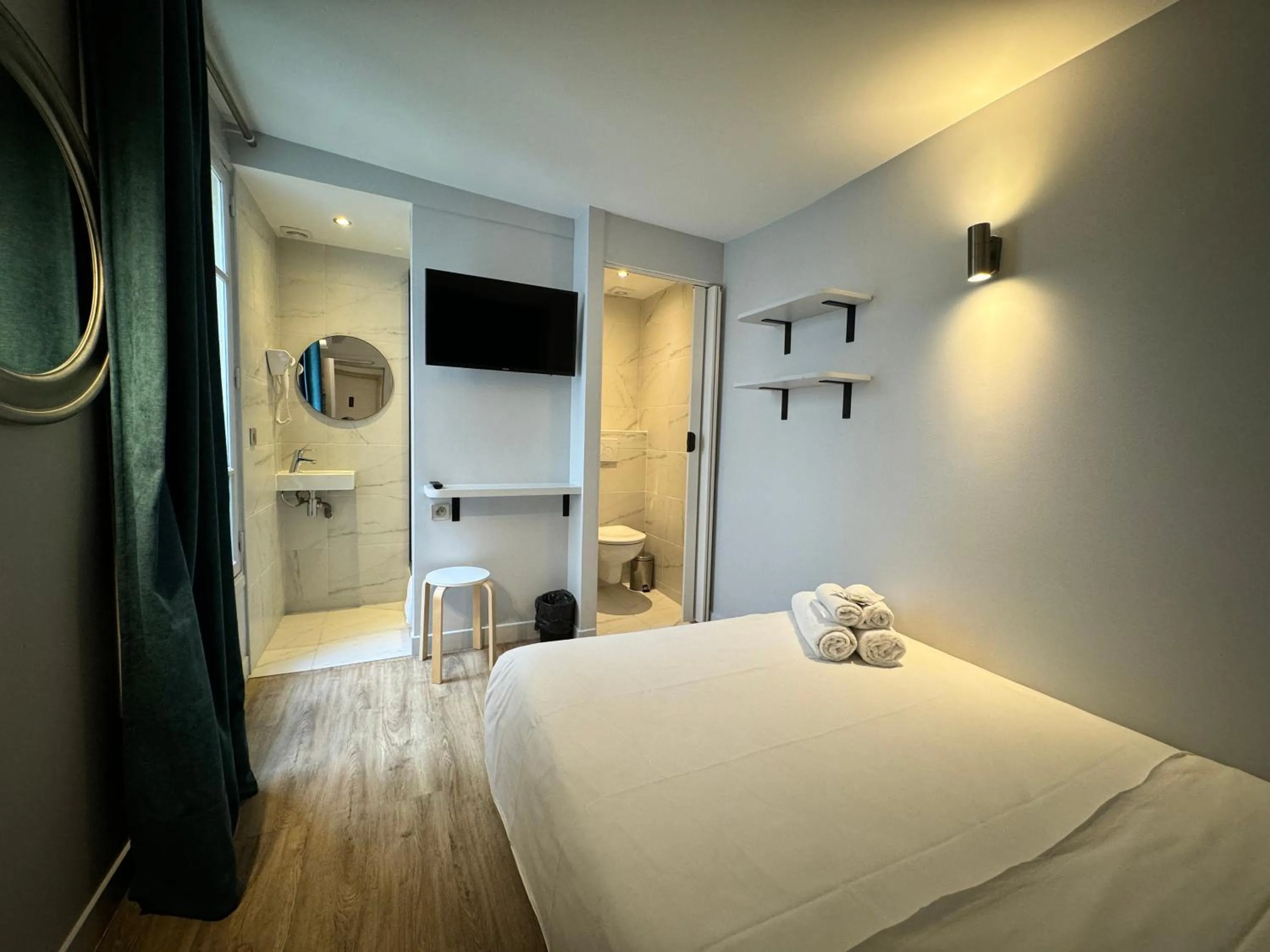 Photo of the whole room, Bed in Hotel Nation Montmartre