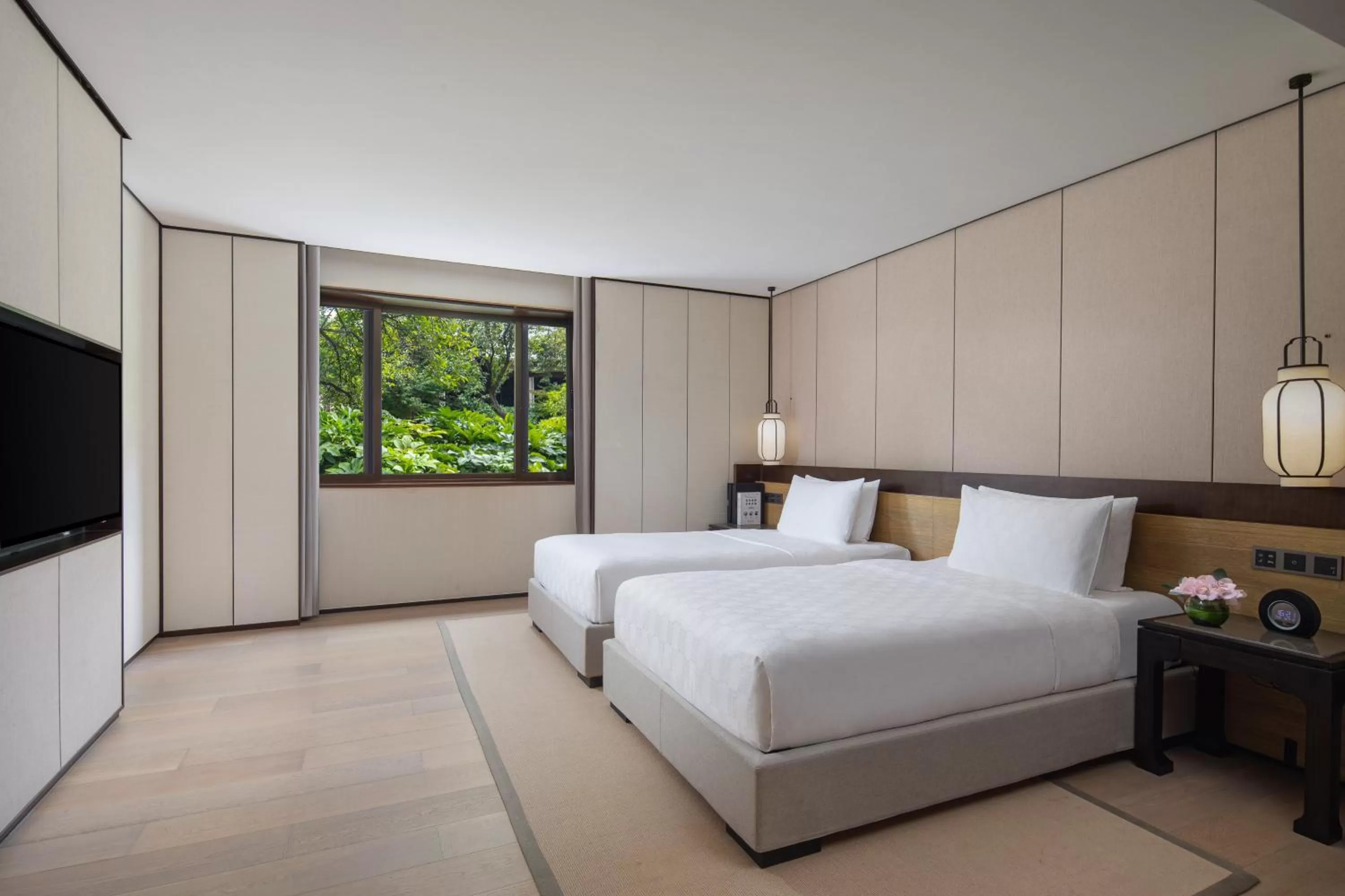 Photo of the whole room, Bed in HUALUXE Xi'an Tanghua by IHG