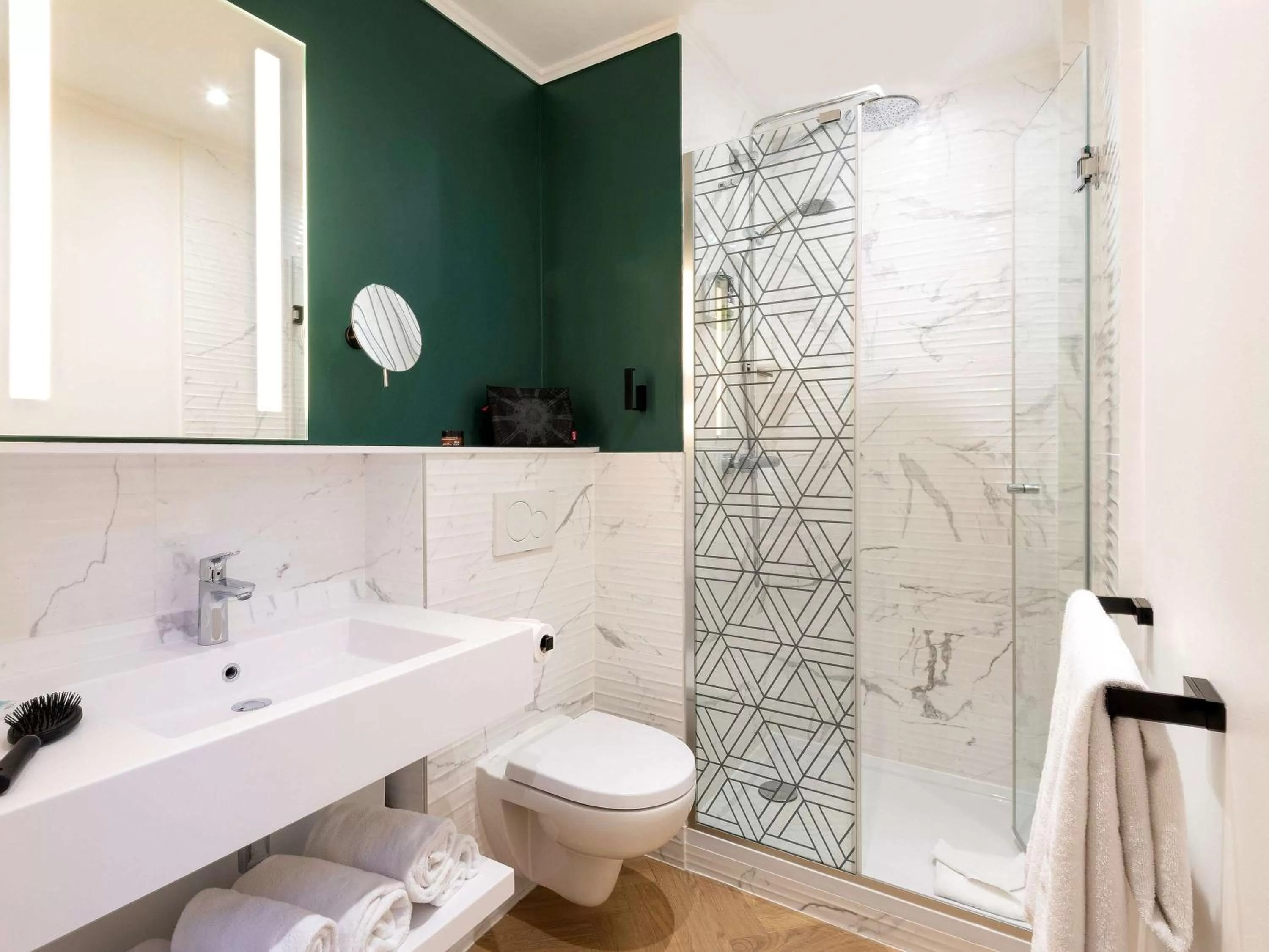 Shower in Grand Hotel des Brotteaux Lyon - Handwritten Collection