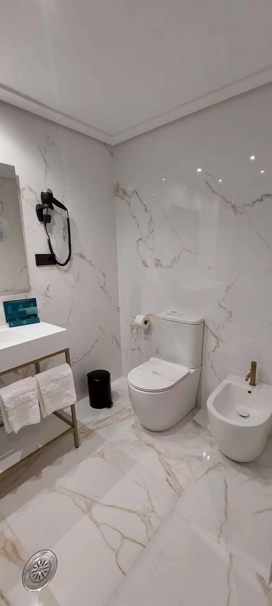 Bathroom in Silken Luis de León