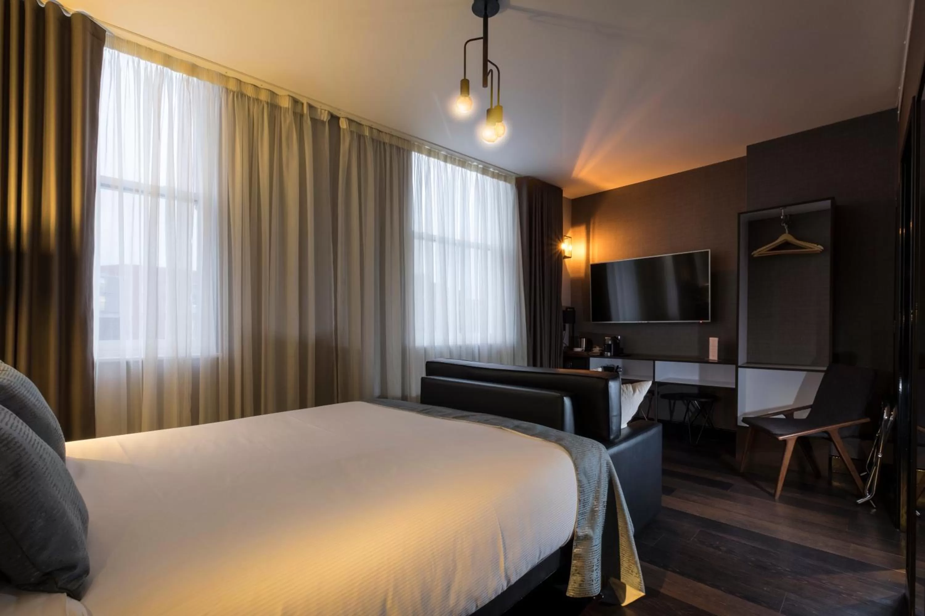 Photo of the whole room, Bed in Camden Enterprise Hotel