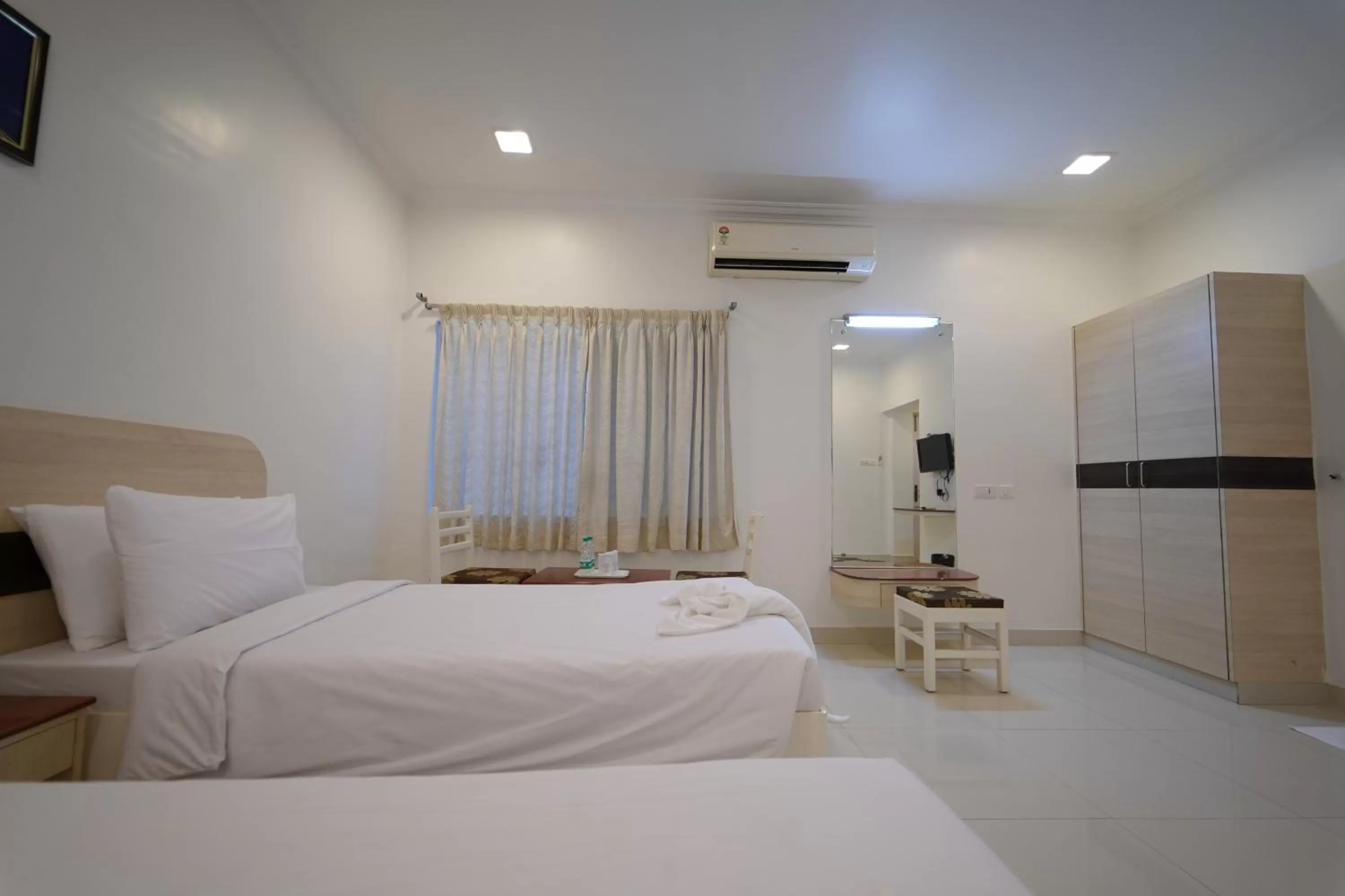 Bed in Hotel Palmyra Grand Inn