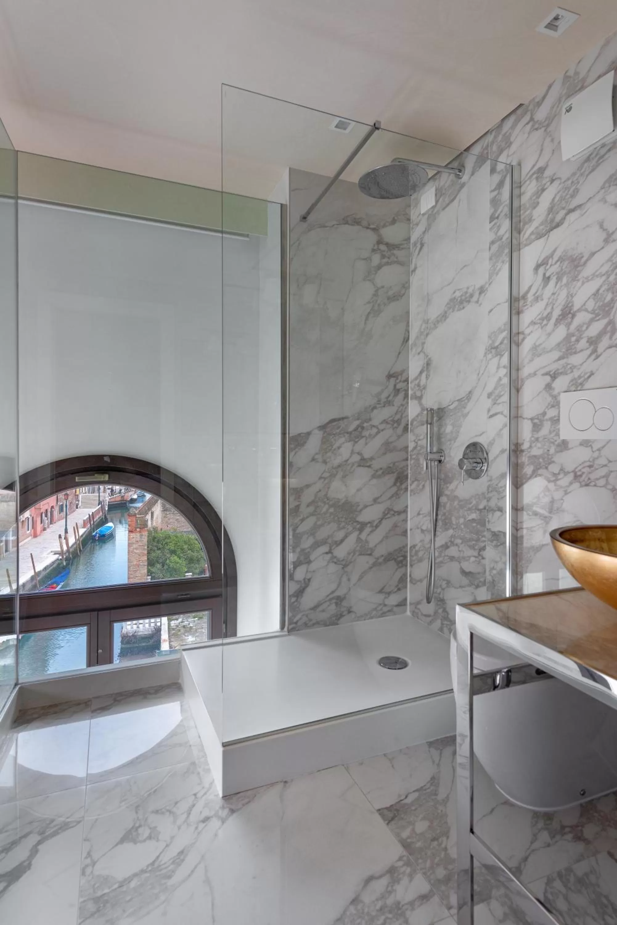 Shower in Palazzo Veneziano - Venice Collection
