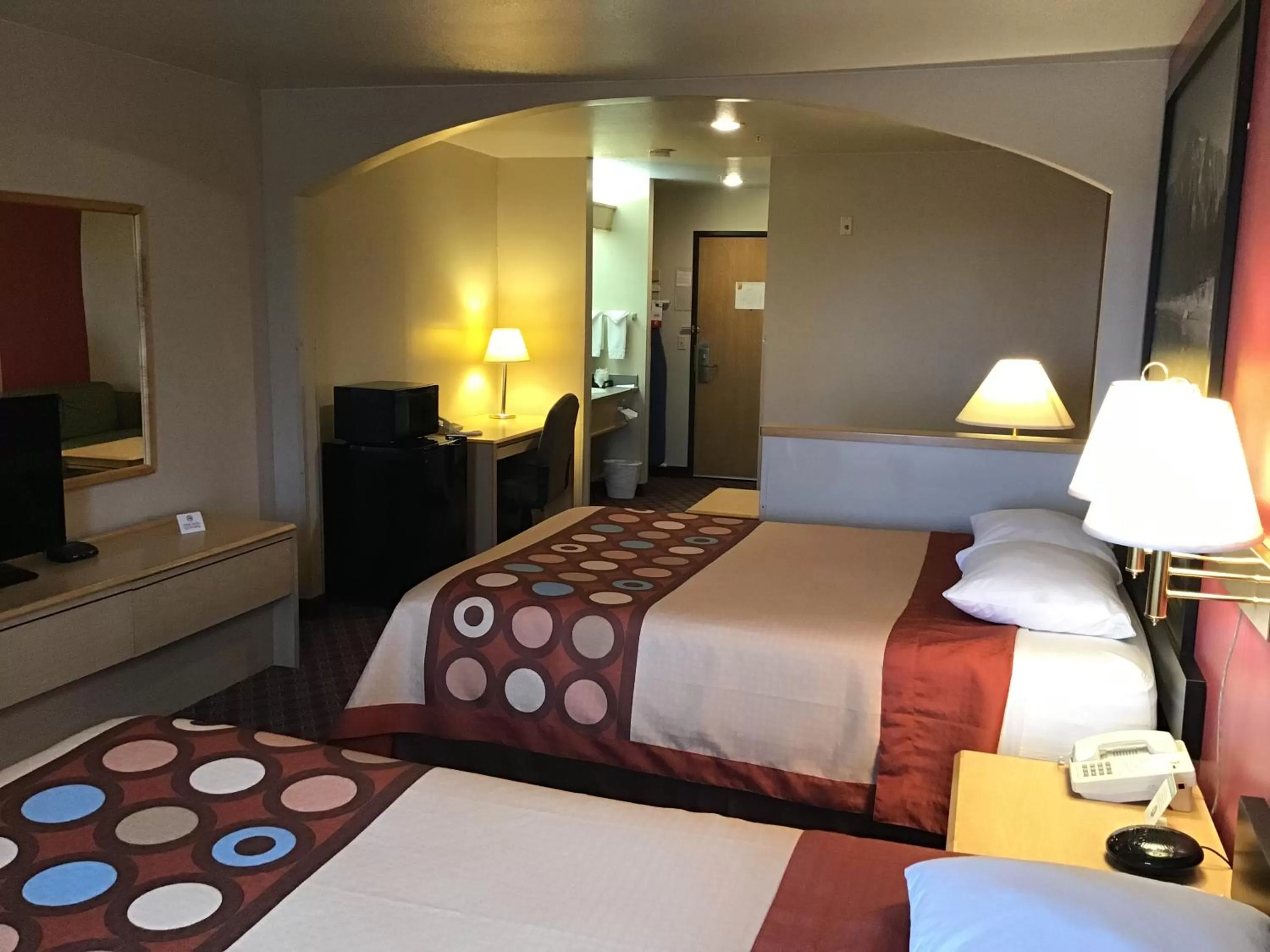 Photo of the whole room, Bed in Super 8 by Wyndham Heyburn