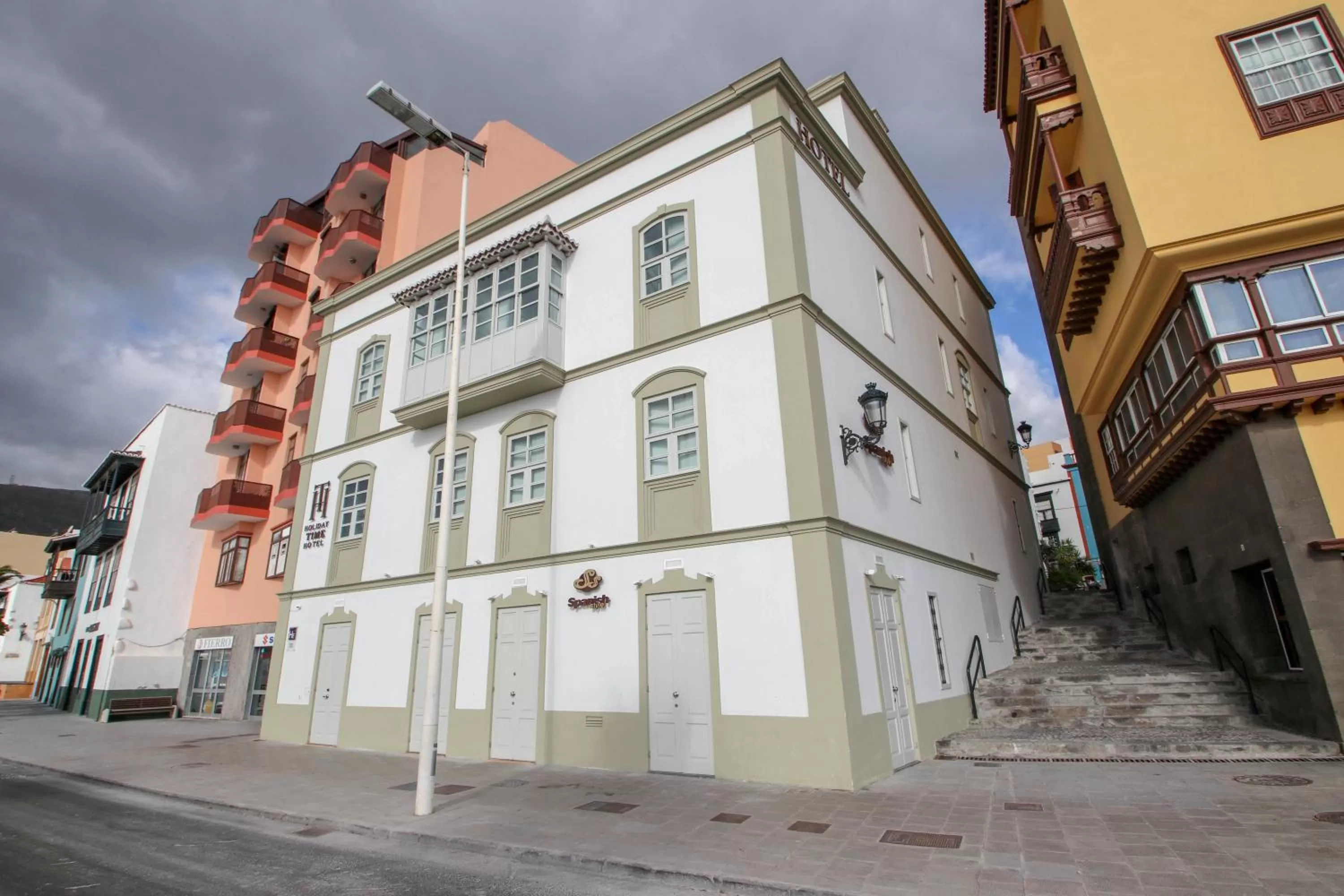 Property building in Hotel Emblemático Holiday Time