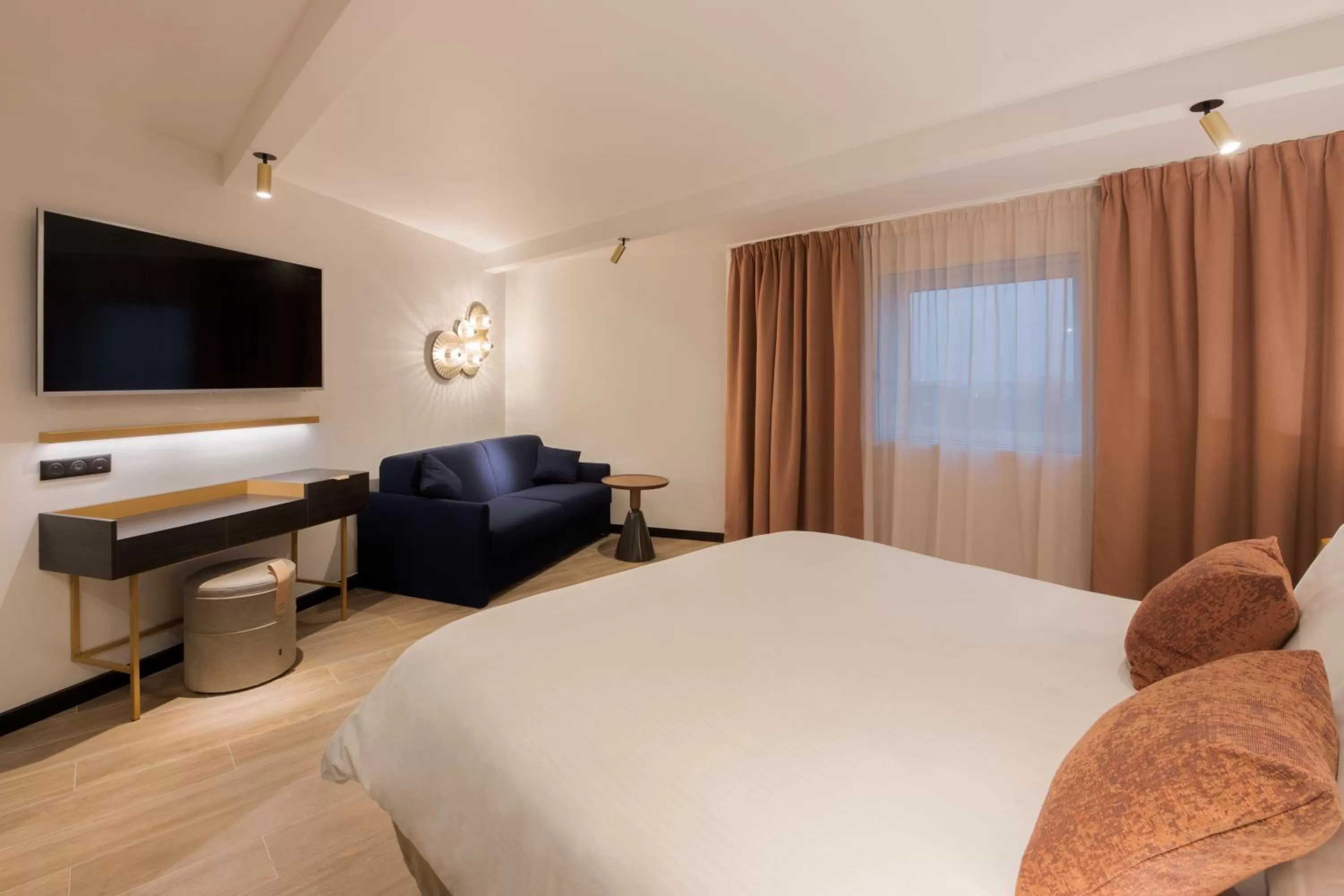 Bedroom, Bed in Golden Tulip CDG Airport Roissy