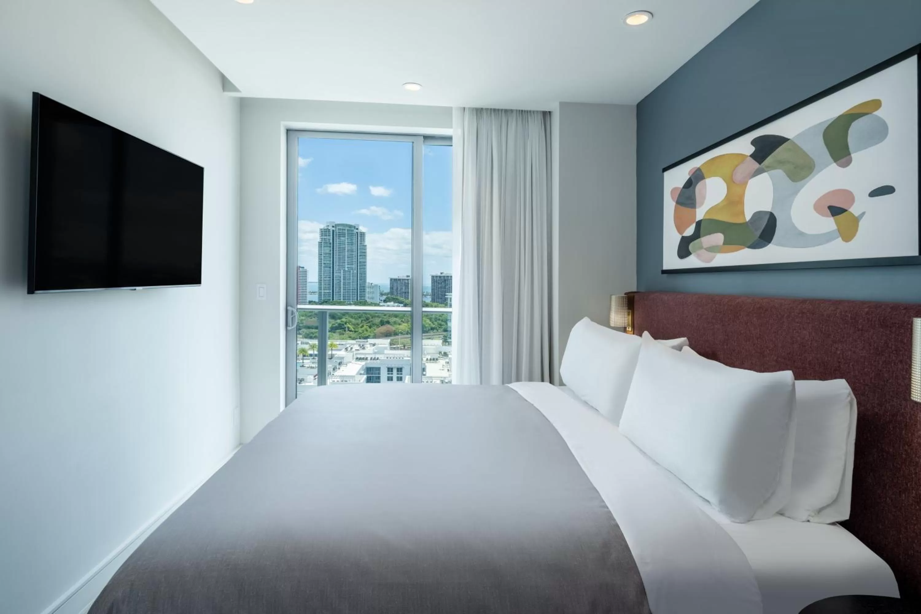 Photo of the whole room, Bed in Atwell Suites Miami Brickell by IHG