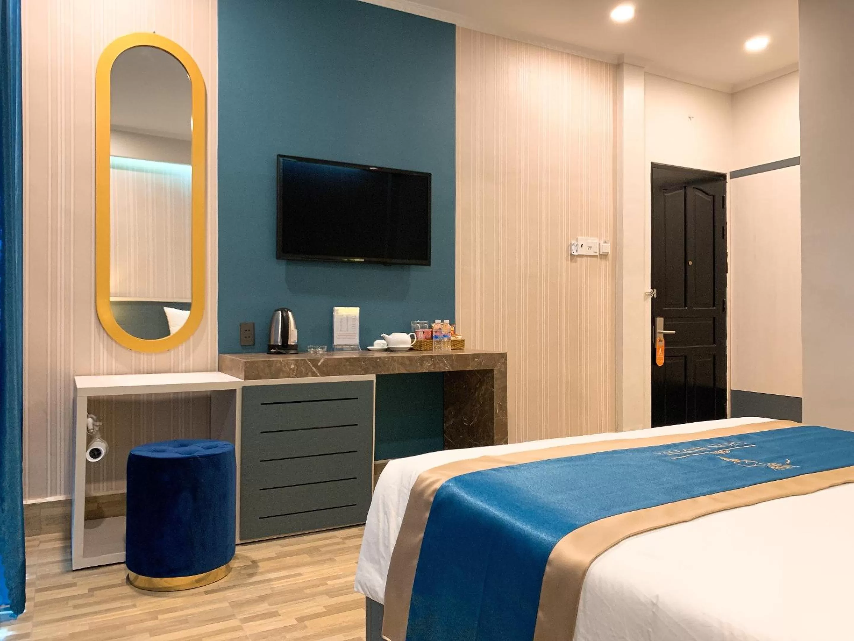 Communal lounge/ TV room, TV/Entertainment Center in LION HOTEL