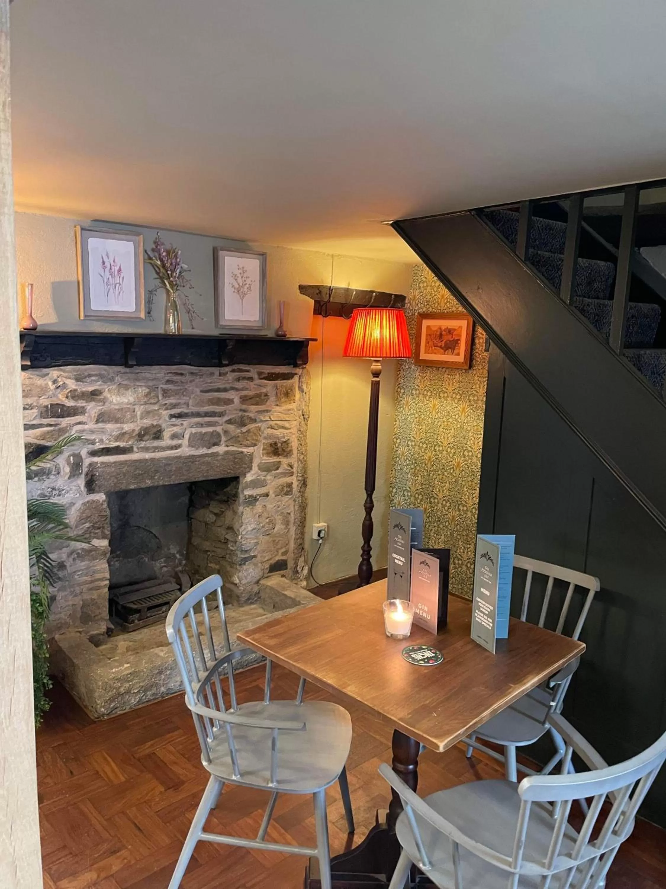 Lounge or bar in The Fountain Inn & Riverside Restaurant