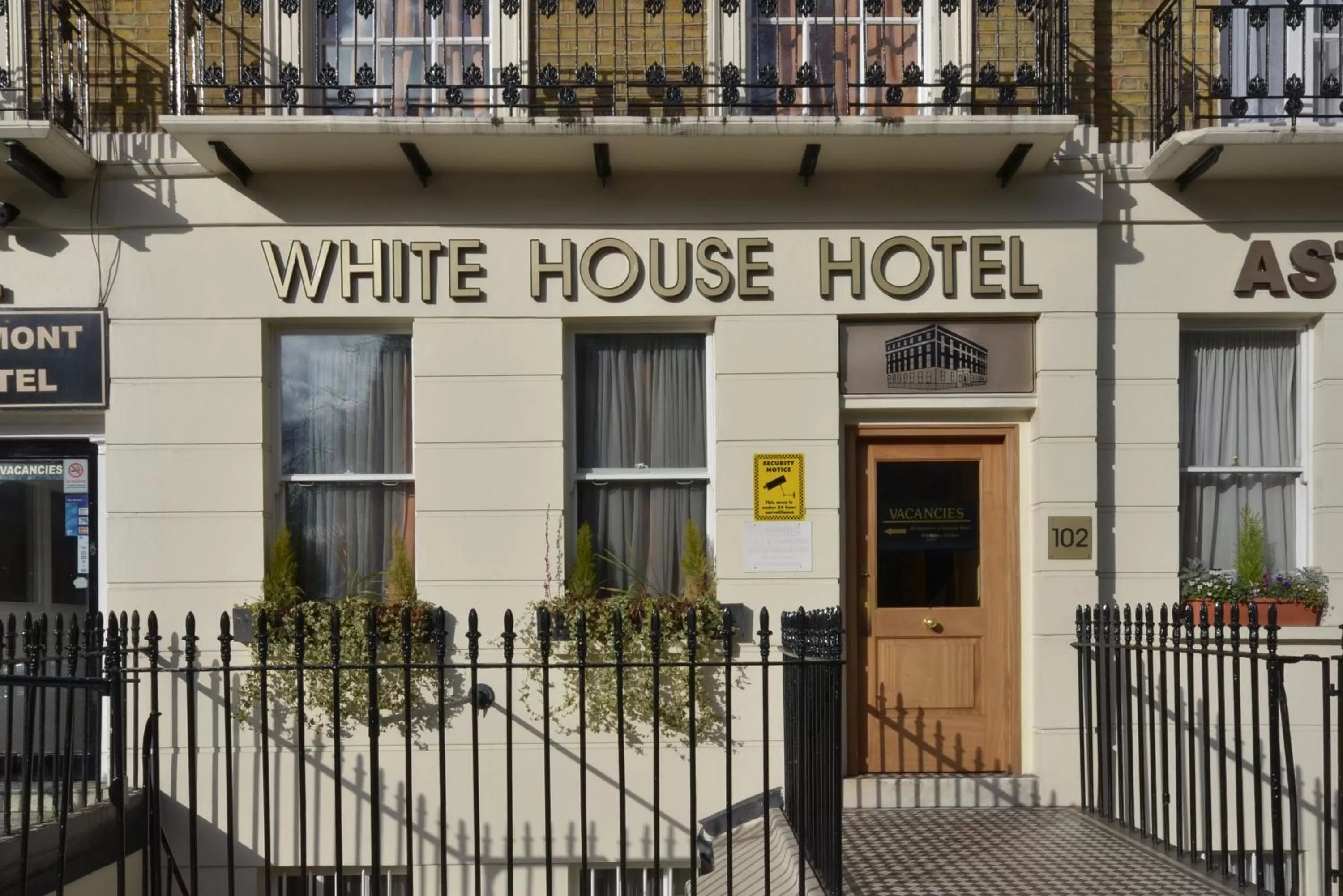 Facade/entrance in White House Hotel