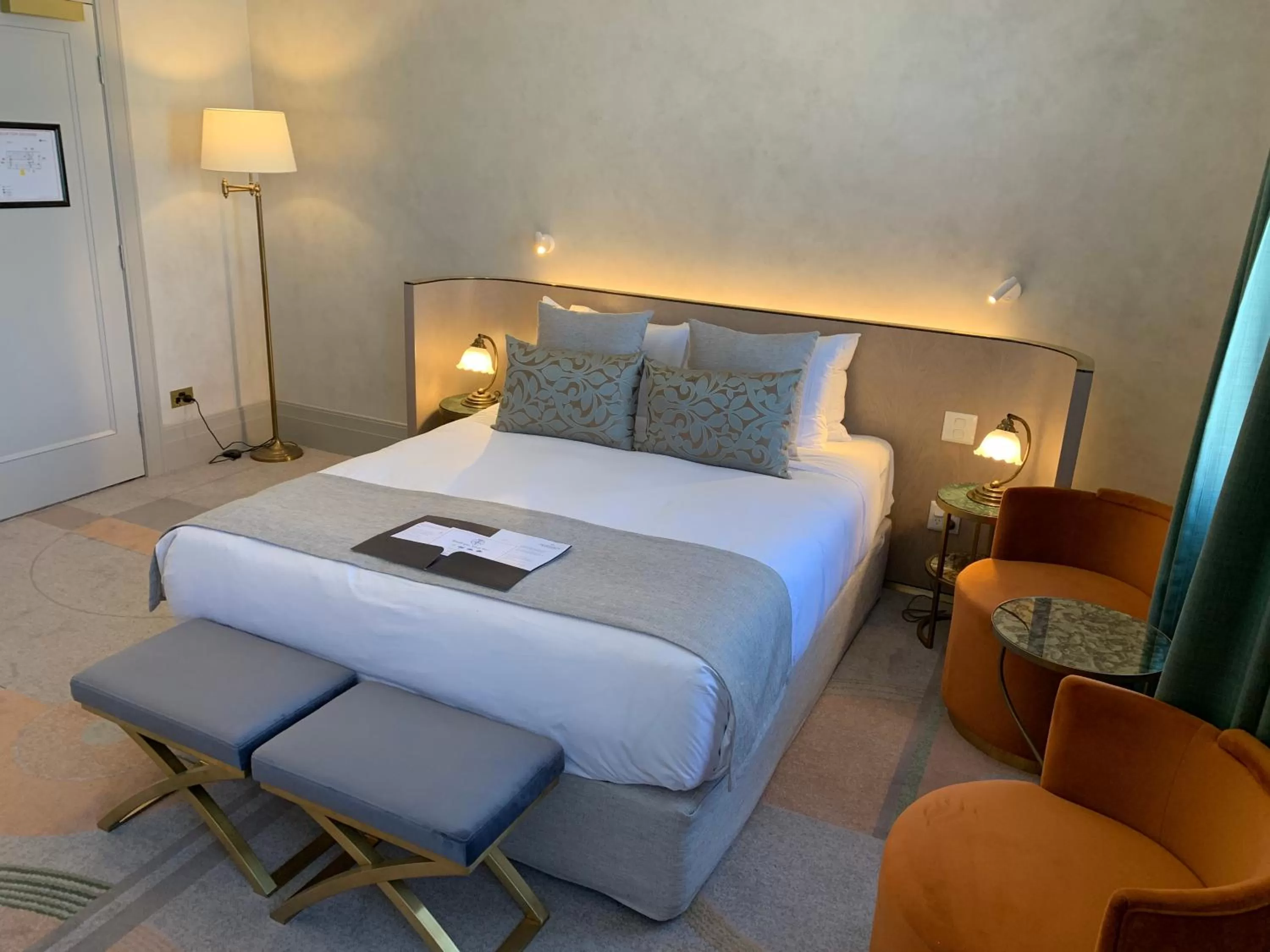 Queen Room - Disability Access in Tattersalls Hotel