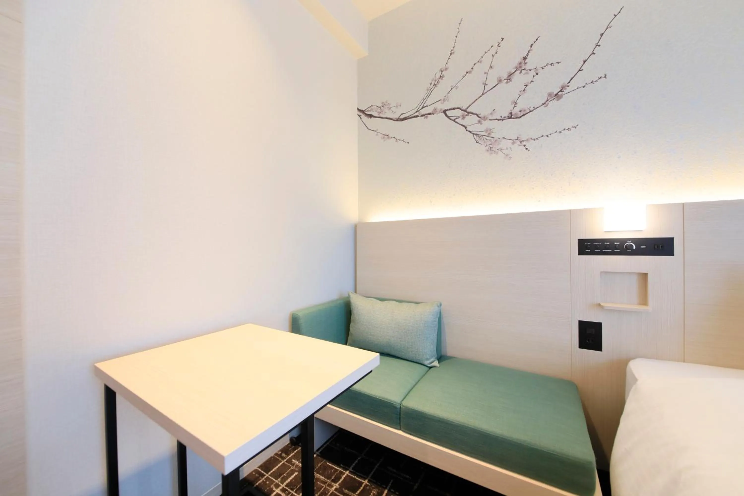 Seating area, Bed in Hotel Yaenomidori Tokyo