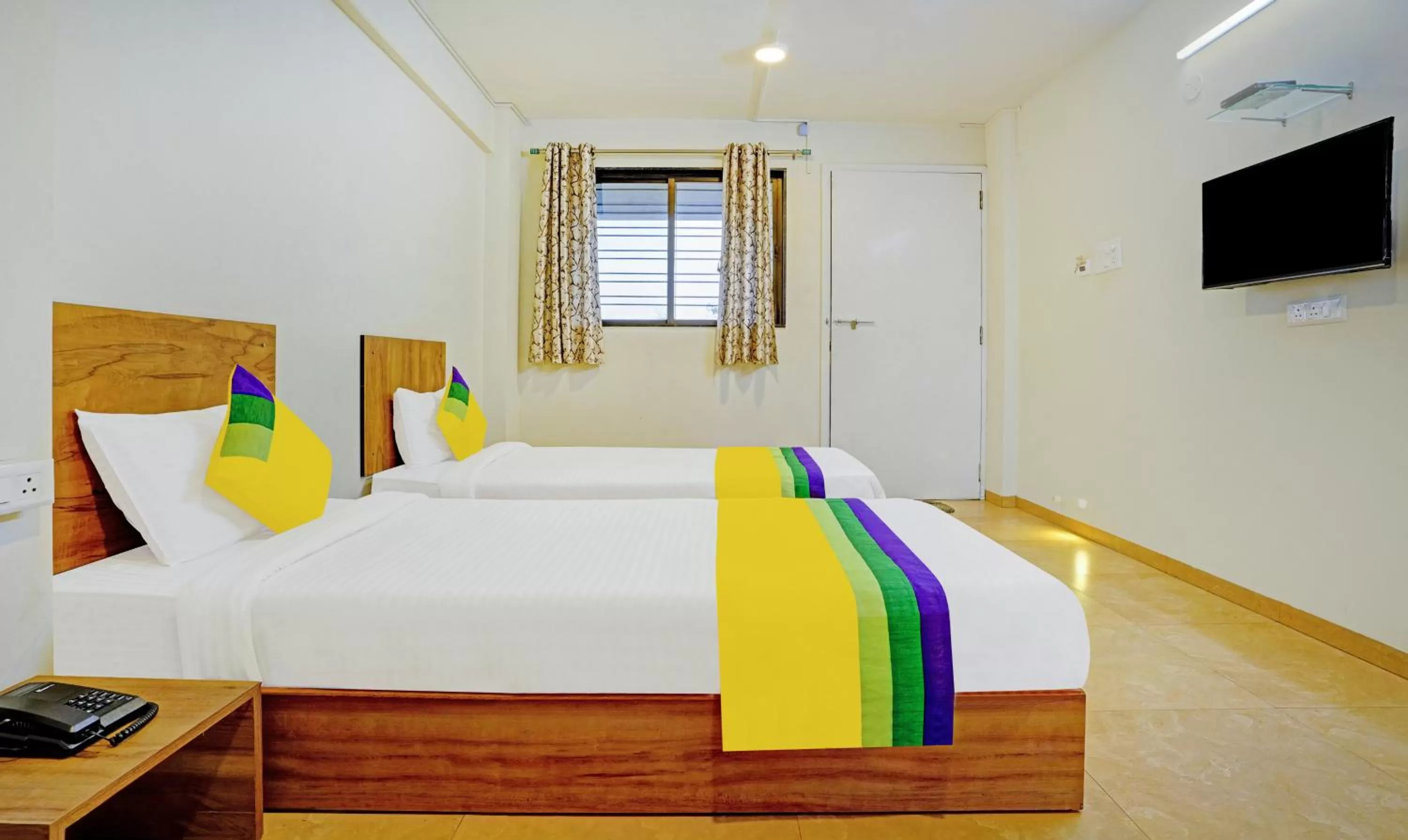 Bedroom, Bed in Itsy Hotels Oasis Pride
