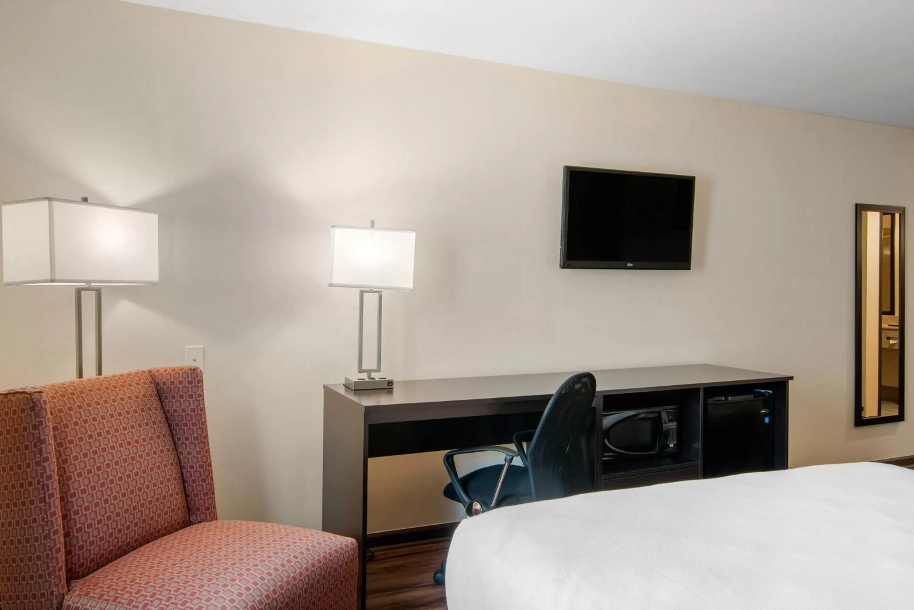 Bed in Econo Lodge Inn & Suites Springfield Main Street