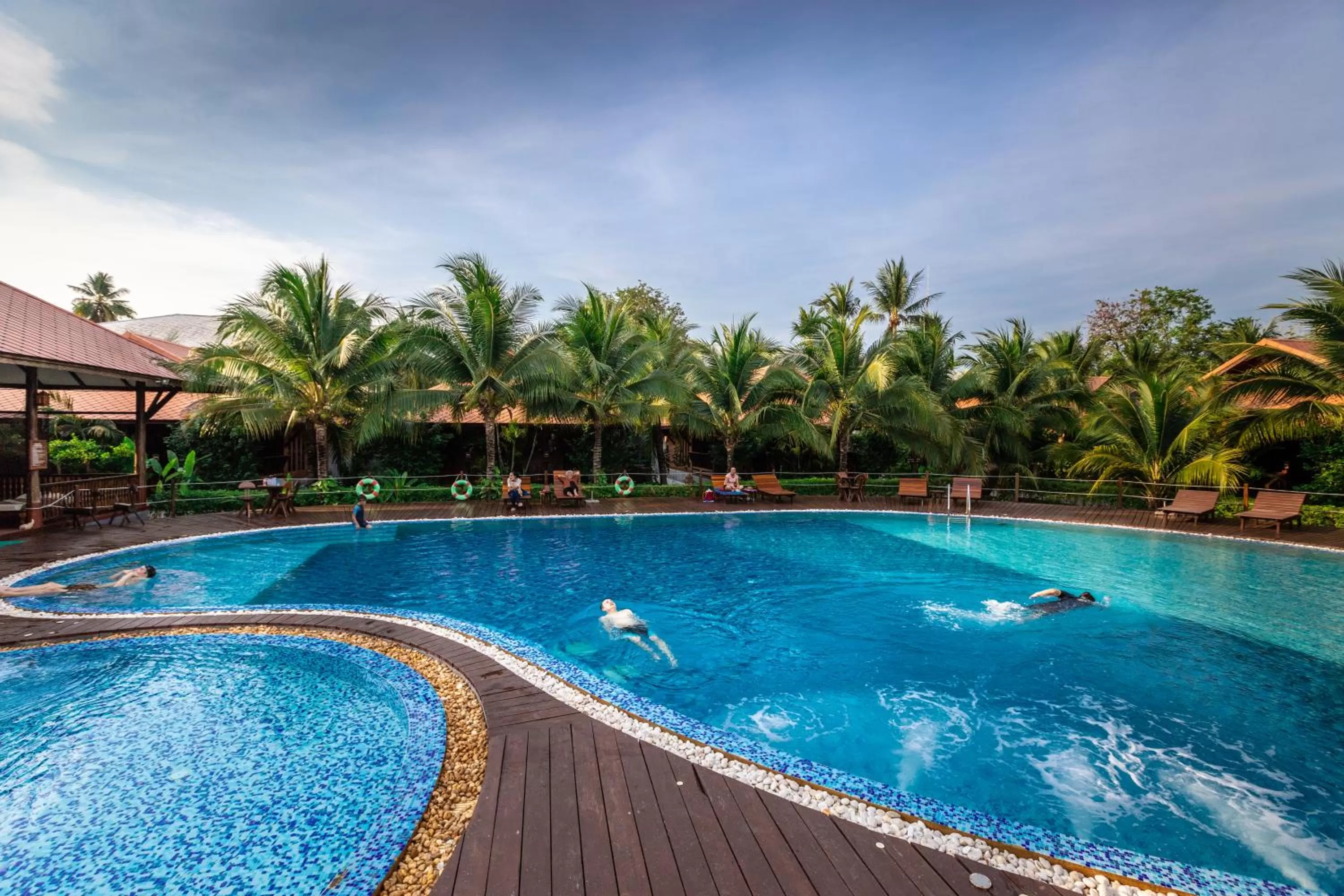 Swimming pool in Maikaew Damnoen Resort