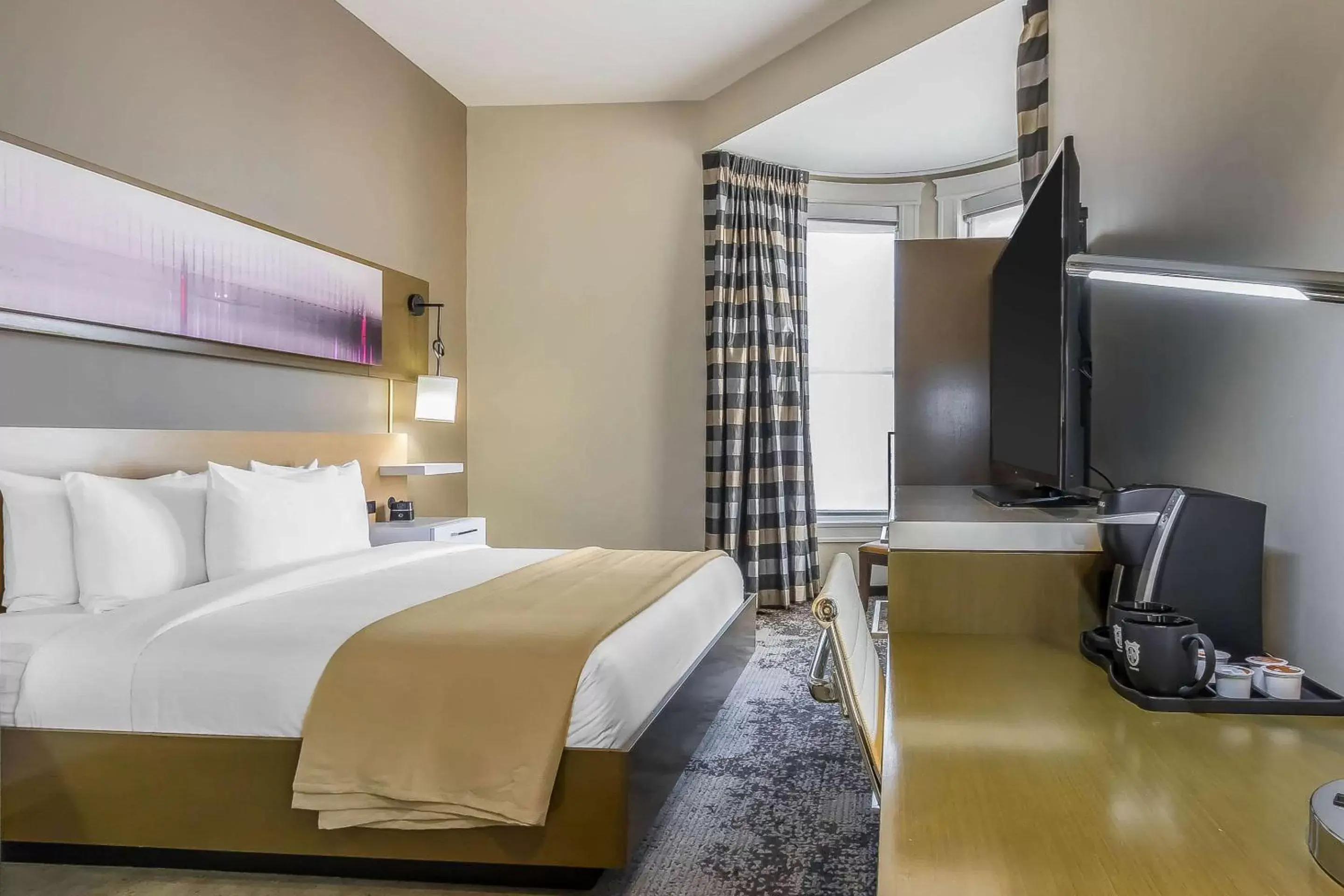 Deluxe King Room - Non-Smoking in Hotel Napoleon Memphis Deluxe King Room - Non-Smoking in Hotel Napoleon Memphis