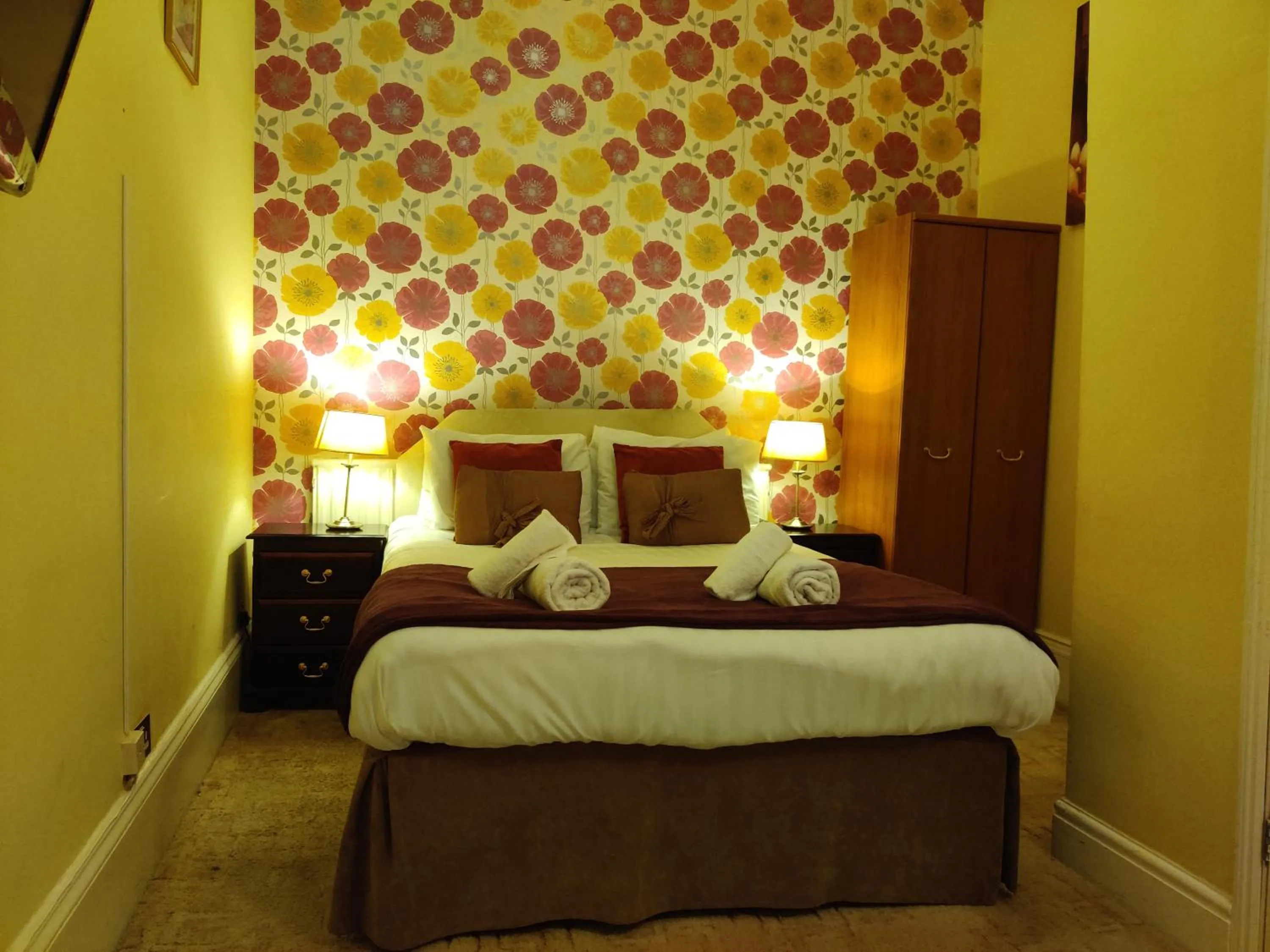 Bedroom, Bed in Wentworth House - Free Parking