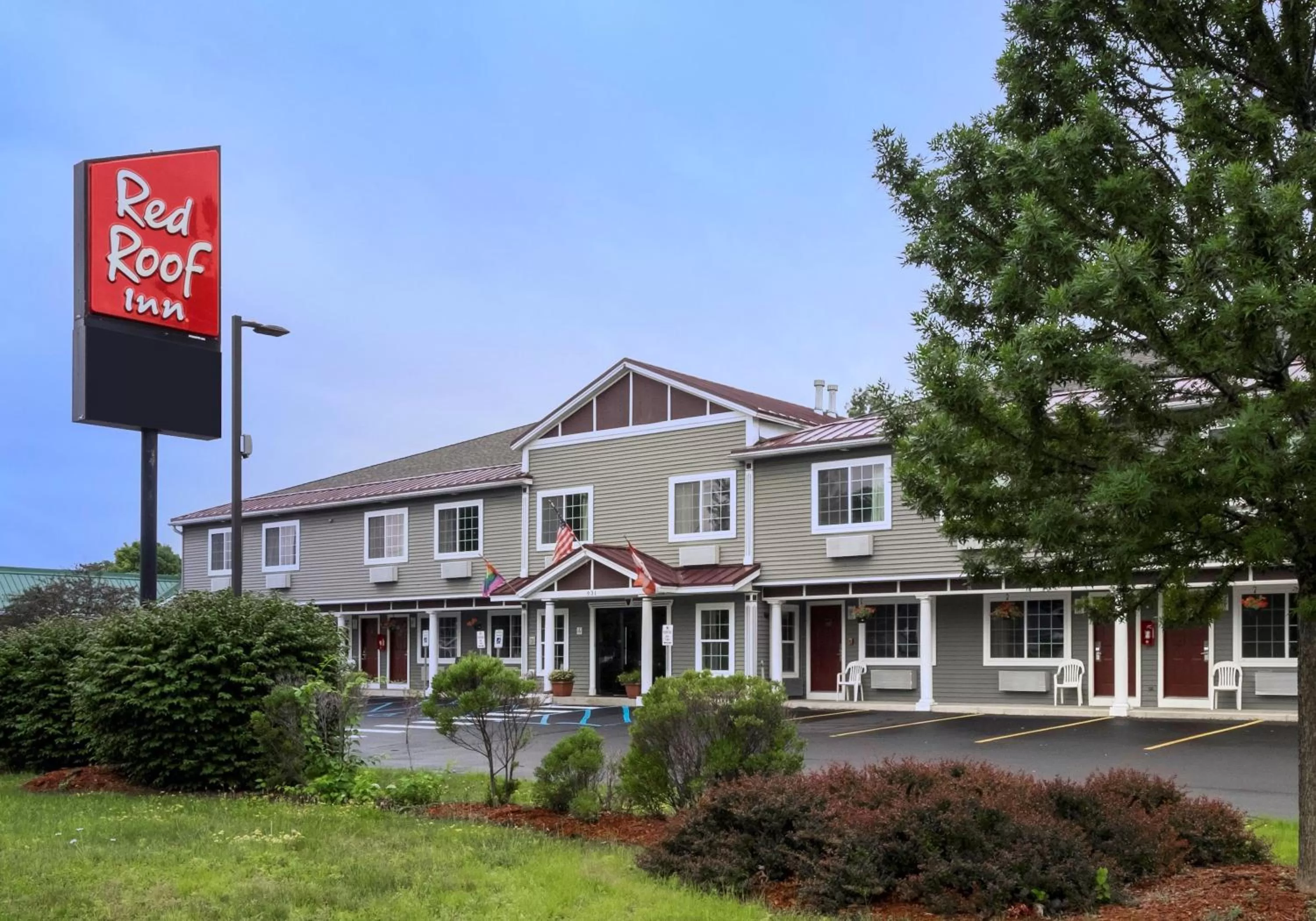 Property Building in Red Roof Inn Glens Falls - Lake George
