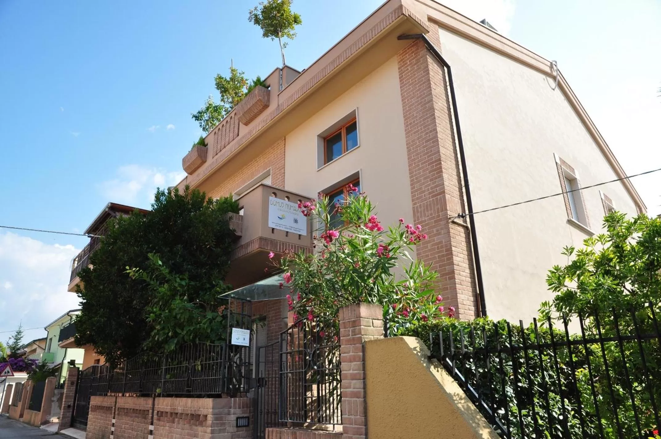 Facade/entrance in Domus Primavera