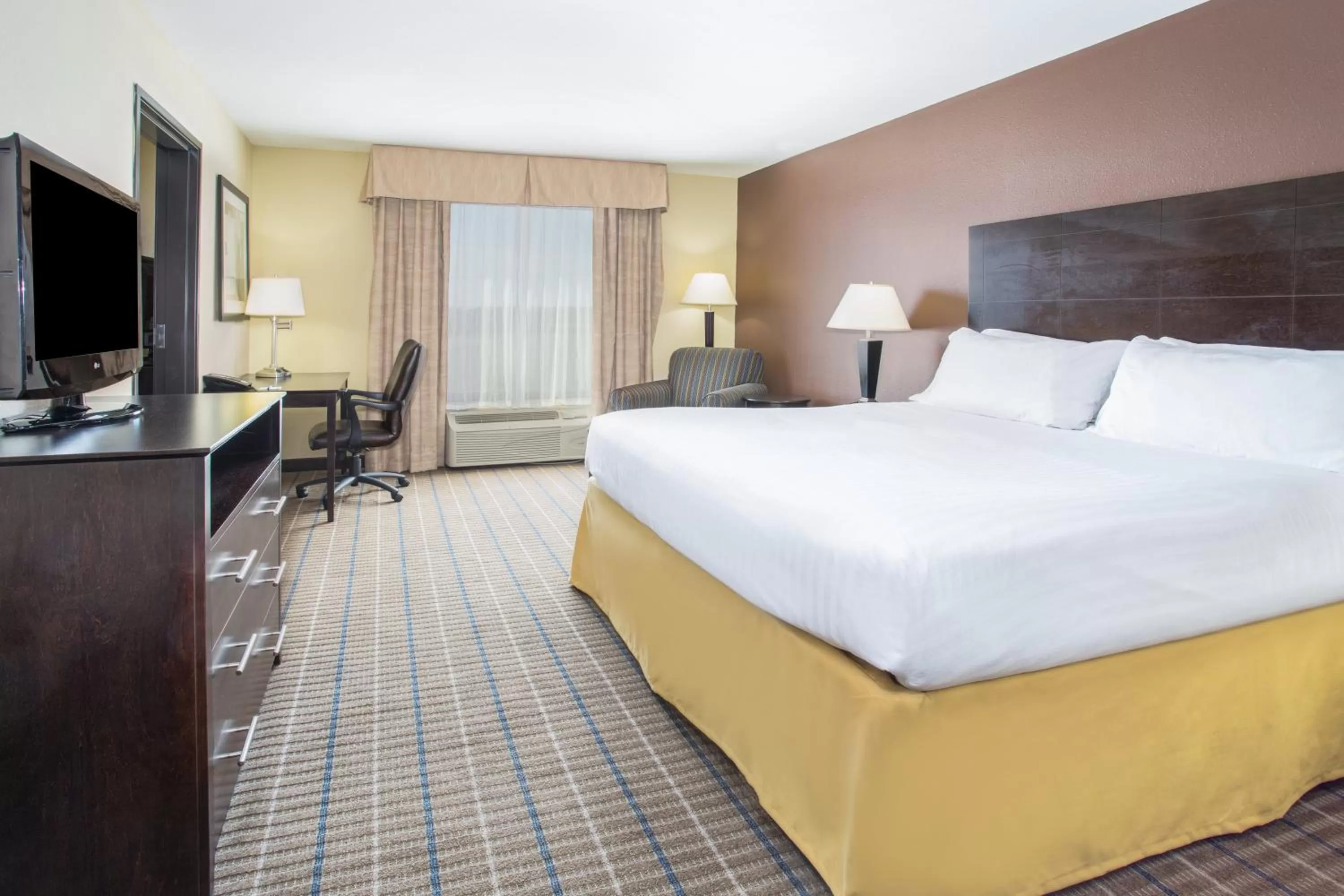 One-Bedroom King Suite with Spa Bath in Holiday Inn Express and Suites Hotel - Pauls Valley by IHG