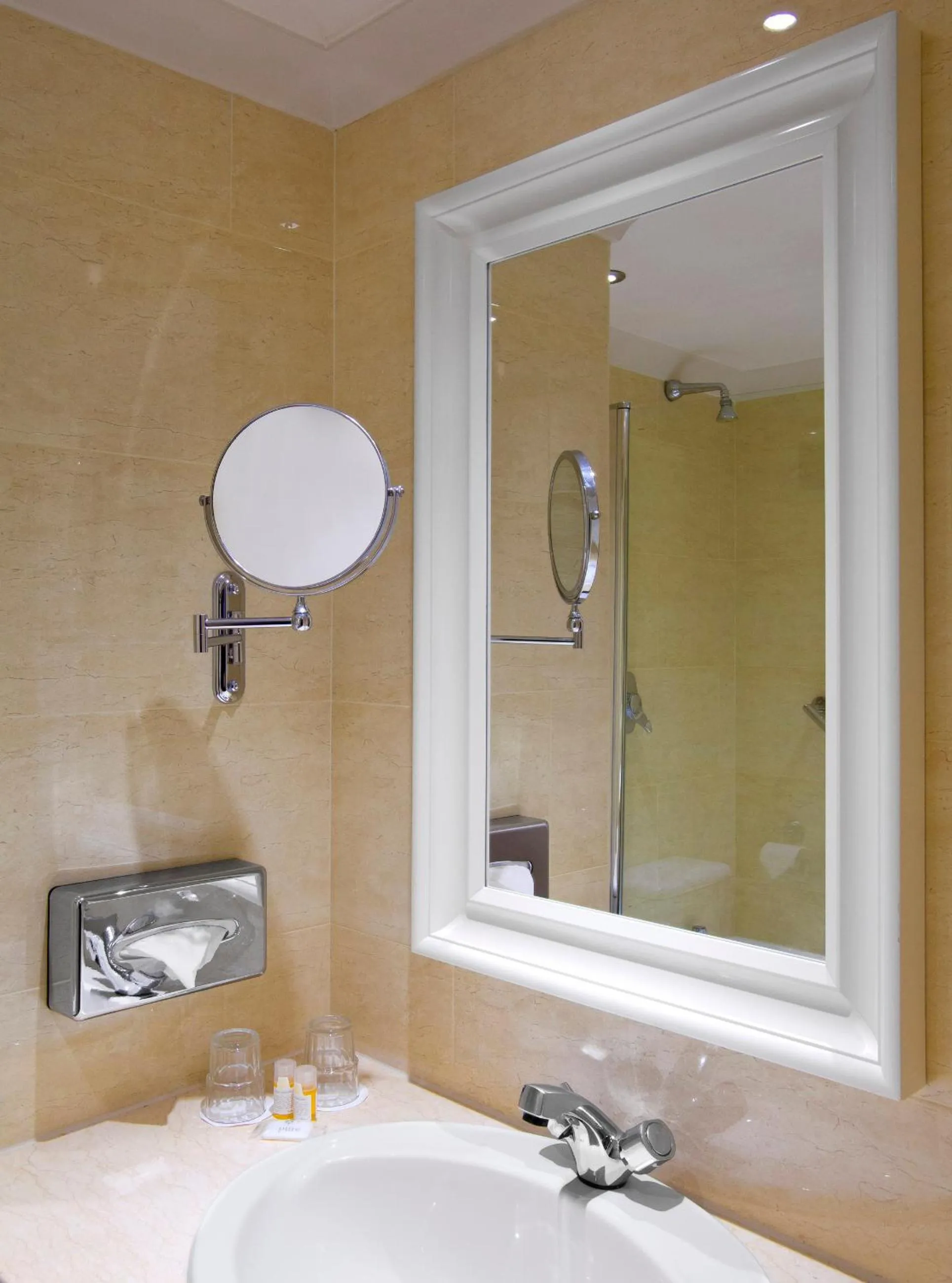 Bathroom in Bonnington Hotel & Leisure Centre