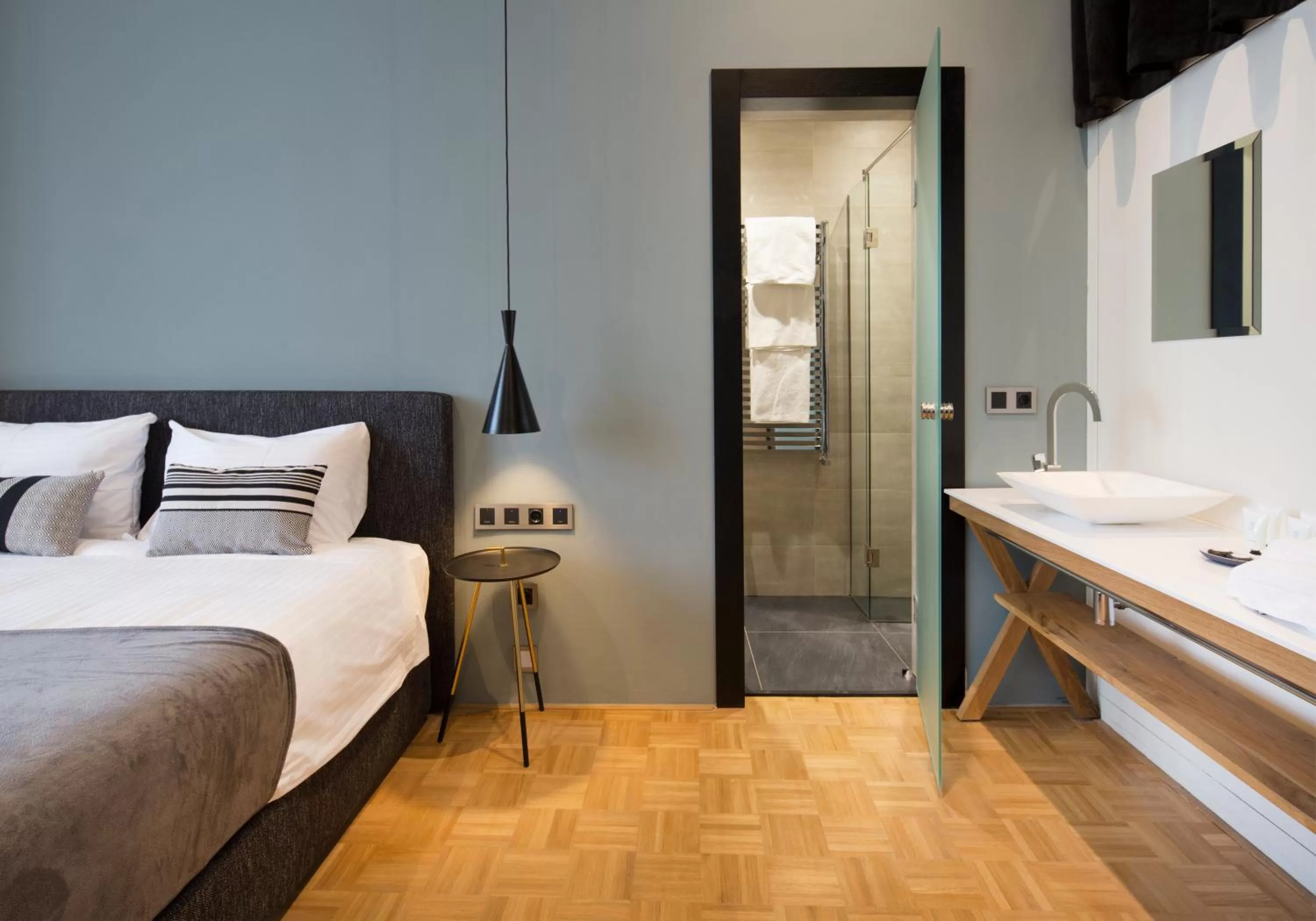 Bathroom, Bed in Quentin Zoo hotel