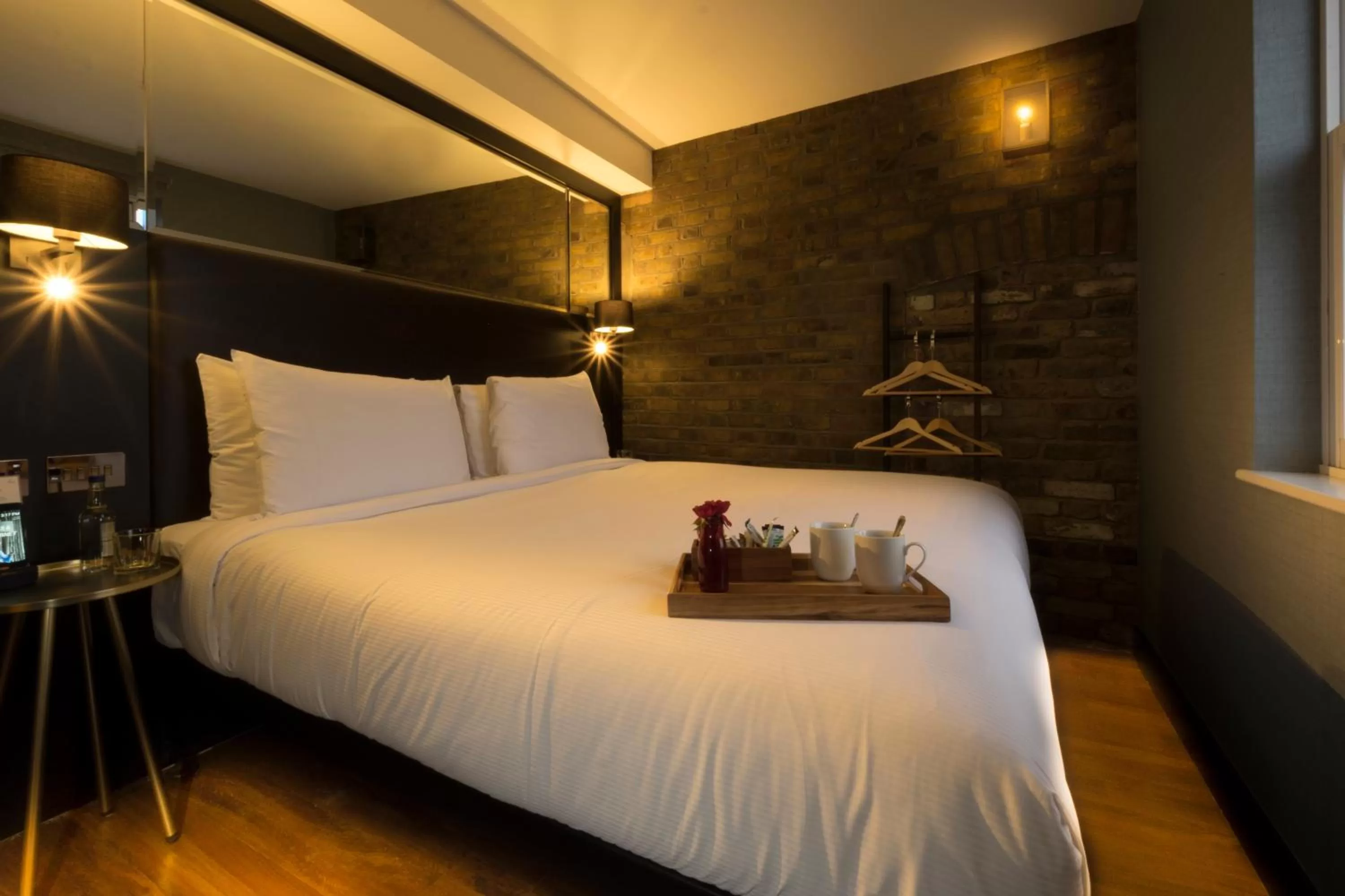 Photo of the whole room, Bed in Camden Enterprise Hotel