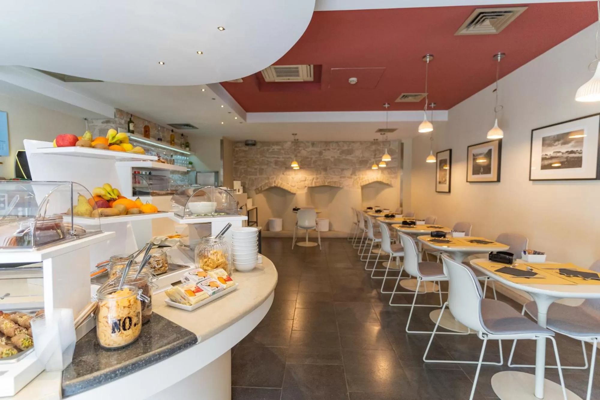 Lounge or bar in El Homs Palace Hotel